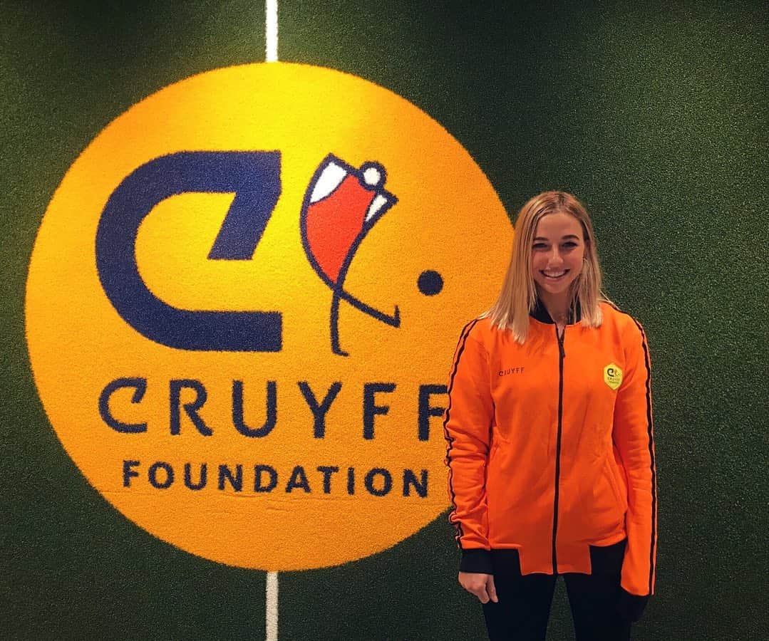 ジャッキー・グローネンのインスタグラム：「Een van de leukste dingen die ik tot nu toe heb mee mogen maken. Heel erg trots om te vertellen dat ik de nieuwe ambassadeur ben van de @cruyfffoundation 🧡 ik denk dat iedereen wel weet hoeveel dit voor me betekent en ik kan niet wachten om te beginnen! #14  New ambassador for the @cruyfffoundation 🧡 I’ve never been more proud and excited, can’t wait to get this journey started in the legacy of my biggest biggest hero. #14」