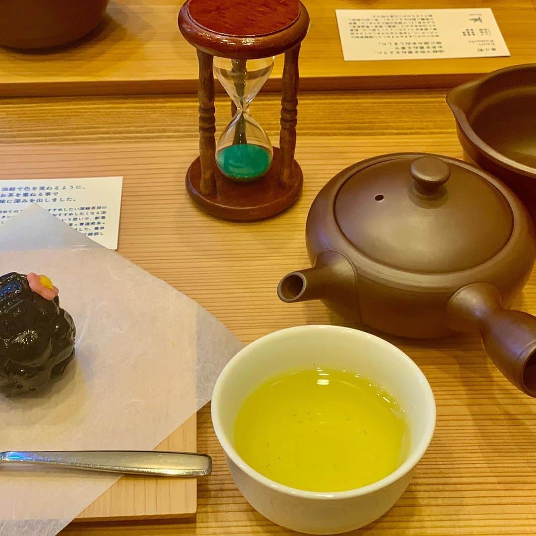 金谷麻紀子 さんのインスタグラム写真 - (金谷麻紀子 Instagram)「🔻フォロー大歓迎💓🔻﻿ @makiko_kaneya﻿ ﻿ ﻿ なんとシンガポールで﻿ 1人で子育てしてるママと﻿ お茶させてもらいました💓﻿ ﻿ ﻿ コーヒーじゃなくて、﻿ 本当にお茶🍵笑﻿ ﻿ ﻿ ここは伊勢茶を扱うショップで、﻿ 1回目、2回目・・と﻿ お湯の温度を変えて飲むので﻿ 味わいが全然違う！！﻿ ﻿ ﻿ 面倒くさがりの私は、﻿ 温度を計ってくれるだけで﻿ ありがたいです😂﻿ ﻿ ﻿ こんなお店なら、ご褒美気分で﻿ また行きたくなっちゃいます💓﻿ ﻿ ﻿ ここのお店の付加価値は、﻿ 「特別感」ですね✨✨﻿ ﻿ ﻿ お茶を堪能しながら、 とっても楽しい時間になりました☺️ ﻿ ﻿ ﻿ 売れる飲食店について知りたい方は、 LINEでも繋がれたら嬉しいです♪ ﻿ ﻿ ﻿ 今なら﻿ LINEの特典でプレゼントしてるので﻿ この機会に、ぜひご登録ください✨﻿ ﻿ ﻿ ﻿ 登録はプロフィール欄からどうぞ！﻿ こちらをクリックすると﻿ プロフィール欄へ⬇︎⬇︎﻿ @makiko_kaneya﻿ ﻿ ﻿ ﻿ ↓↓今ならお年玉でダブルプレゼント中💓 ﻿ 📌——————————📌﻿ ﻿ ﻿ 登録はプロフィール欄からどうぞ♪﻿ ﻿ クリックして﻿ プロフィール欄へ⬇︎⬇︎﻿ @makiko_kaneya﻿ ﻿ ﻿ 【特典が手に入ります🎁】﻿ ﻿ 「効率的に集客できる﻿ SNSの選び方＆メディア活用法」（PDF）﻿ ﻿ 「小さな飲食店のための、売上10倍チェックシート」（PDF）﻿ ﻿ ﻿ をダブルでプレゼント！ ﻿ ﻿ ﻿ ぜひ今のうちにご登録ください✨﻿ ﻿ 登録はプロフィール欄からどうぞ！﻿ こちらをクリックすると﻿ プロフィール欄へ⬇︎⬇︎﻿ @makiko_kaneya﻿ ﻿ ﻿ または、LINEで﻿ @844pkpdm で検索すると﻿ 登録できます♪﻿ ﻿ ﻿ ※特典は期間限定ですので、﻿ この記事から時間が経つと終了している場合があります。﻿ ご了承ください。﻿ ﻿ ﻿ 🔻フォロー大歓迎💓🔻﻿ @makiko_kaneya」1月28日 17時24分 - makiko_kaneya