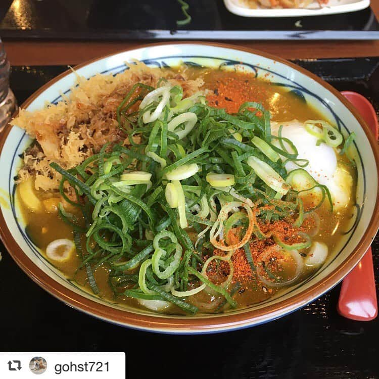 丸亀製麺さんのインスタグラム写真 - (丸亀製麺Instagram)「ランチに丸亀製麺を選んでいただきありがとうございます✨美味しく召し上がっていただけましたでしょうか？☺ Repost ＠gohst721 ・・・ ランチなう(・∀・) #丸亀製麺 #かけうどん #丸亀 #うどん #讃岐うどん #うどん部 #麺 #麺活 #麺スタグラム #麺好き #もっちり食感 #だし #日常 #こだわり #ランチ #ディナー #今日 #今日のご飯 #日本食 #和食 #japanesefood #外食 #冬グルメ #ねぎ #天かす #七味」1月28日 17時38分 - marugame_