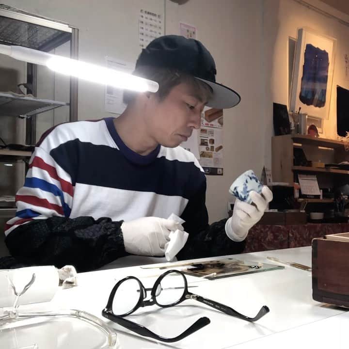 田村淳のインスタグラム：「教室の風景 金継ぎ教室に通い始めて１年が経つかなぁ…何考えずに割れた器の修復に全神経を使ってるとスッキリします。普段雑念ばかりなのでwみんなは何か習い事やってますか？」