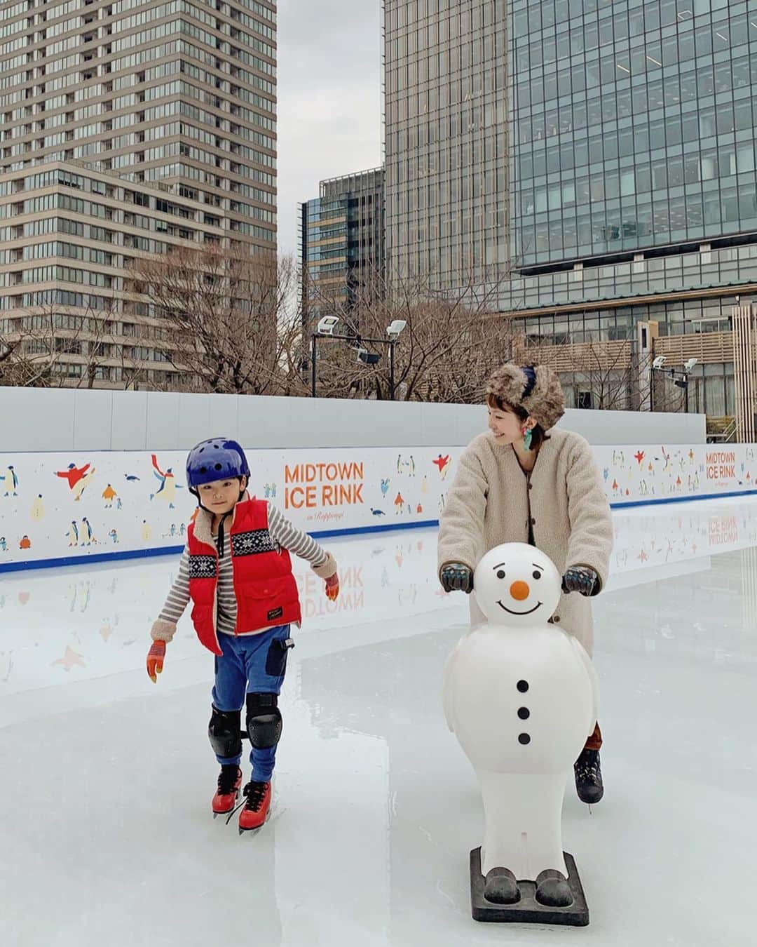 むらたさきさんのインスタグラム写真 - (むらたさきInstagram)「⛸⛸ ． 父ちゃんが三男を見てくれる♡ということで、 まゆ氏 @mayuyapon 親子と ミッドタウンのスケートリンクへ行ってきました〜👏☺️✨ ． ． 小学生振りの母ちゃんと、 スケートを初めて体験する長男❄️🥰 ． 子ども用は二枚刃のシューズが借りられたので、 慣れるとペンギンのソリなしでも安定して滑ることが出来て 「緊張したけどとーーーっても楽しかった😍！」 と、話してくれた👏😘 ． ↑ 最後までスノーマンソリを手放せなかったのは母ちゃん…🤣㊙️ だって大人は一枚刃のシューズなんやもん🙏😂 ． ． ． ワンコインレッスンを受けられたり、 スケートチケットに館内のカフェが利用出来るチケットが含まれとったりと、 気軽に、プラスα楽しめるのがよかった☺️☕️✨ ． ． ． ． せっかくなのでランチは、 スケートリンクが見えるSLIN火龍園にて🍽☺️ ． 外遊びで冷えた身体の芯をあたためてくれる “冬のあったかグルメ”が魅力的やったなぁ〜😘🥘 (〜3/5まで🍴) ． ． ． ． 帰りはカフェチケットで 子どもたちはフローズンフルーツバー🍦 大人はチャイでひと息🍵🐰して、 (6枚目) ． 冬を満喫した あっという間の楽しい1日でした👏🥰 ． ． ． 期間中、また行きたいなぁ〜😋⛸ ． 次はソリなしでも滑ってみたいっ⛄️👏🥺♡ ． ． MIDTOWN ICE RINK in Roppongi (1/7〜3/1まで) ． ． ． ． ． ． ． ． ． #6歳  #東京ミッドタウン #アイスリンク #冬の風物詩 #カフェチケット #温グルメ #あったかフード #冬グルメ #冬のあったかグルメ #スケートリンク #スケート #アイススケート #tokyomidtown promotion」1月28日 17時34分 - muratasaki