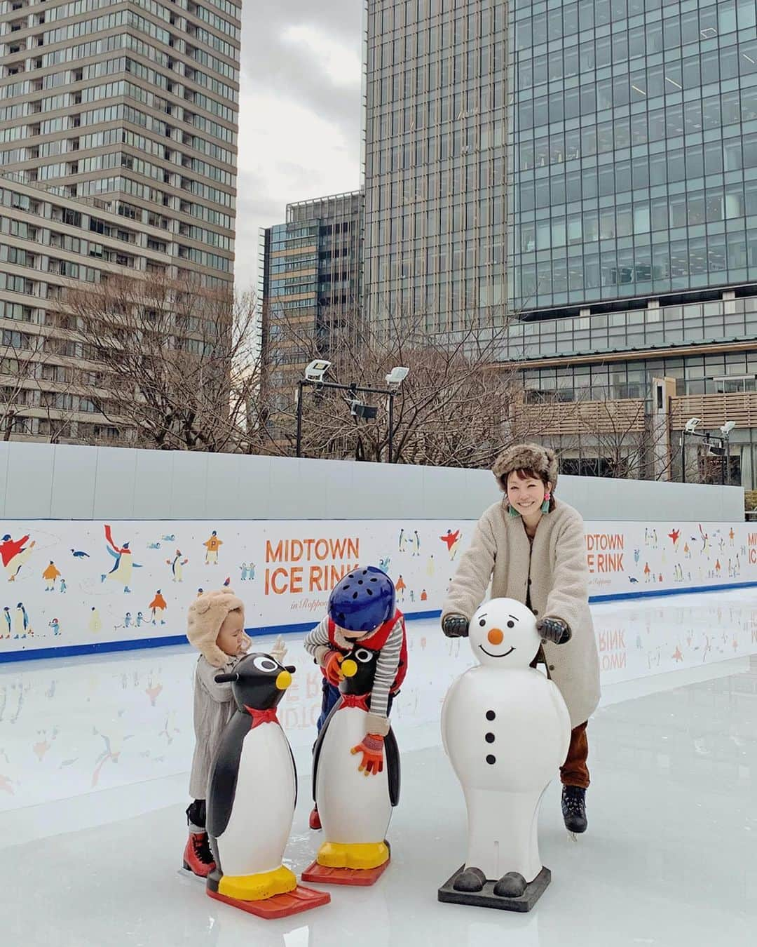 むらたさきさんのインスタグラム写真 - (むらたさきInstagram)「⛸⛸ ． 父ちゃんが三男を見てくれる♡ということで、 まゆ氏 @mayuyapon 親子と ミッドタウンのスケートリンクへ行ってきました〜👏☺️✨ ． ． 小学生振りの母ちゃんと、 スケートを初めて体験する長男❄️🥰 ． 子ども用は二枚刃のシューズが借りられたので、 慣れるとペンギンのソリなしでも安定して滑ることが出来て 「緊張したけどとーーーっても楽しかった😍！」 と、話してくれた👏😘 ． ↑ 最後までスノーマンソリを手放せなかったのは母ちゃん…🤣㊙️ だって大人は一枚刃のシューズなんやもん🙏😂 ． ． ． ワンコインレッスンを受けられたり、 スケートチケットに館内のカフェが利用出来るチケットが含まれとったりと、 気軽に、プラスα楽しめるのがよかった☺️☕️✨ ． ． ． ． せっかくなのでランチは、 スケートリンクが見えるSLIN火龍園にて🍽☺️ ． 外遊びで冷えた身体の芯をあたためてくれる “冬のあったかグルメ”が魅力的やったなぁ〜😘🥘 (〜3/5まで🍴) ． ． ． ． 帰りはカフェチケットで 子どもたちはフローズンフルーツバー🍦 大人はチャイでひと息🍵🐰して、 (6枚目) ． 冬を満喫した あっという間の楽しい1日でした👏🥰 ． ． ． 期間中、また行きたいなぁ〜😋⛸ ． 次はソリなしでも滑ってみたいっ⛄️👏🥺♡ ． ． MIDTOWN ICE RINK in Roppongi (1/7〜3/1まで) ． ． ． ． ． ． ． ． ． #6歳  #東京ミッドタウン #アイスリンク #冬の風物詩 #カフェチケット #温グルメ #あったかフード #冬グルメ #冬のあったかグルメ #スケートリンク #スケート #アイススケート #tokyomidtown promotion」1月28日 17時34分 - muratasaki