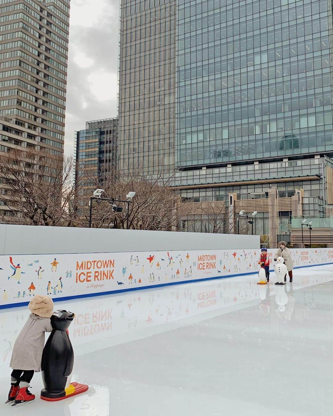 むらたさきさんのインスタグラム写真 - (むらたさきInstagram)「⛸⛸ ． 父ちゃんが三男を見てくれる♡ということで、 まゆ氏 @mayuyapon 親子と ミッドタウンのスケートリンクへ行ってきました〜👏☺️✨ ． ． 小学生振りの母ちゃんと、 スケートを初めて体験する長男❄️🥰 ． 子ども用は二枚刃のシューズが借りられたので、 慣れるとペンギンのソリなしでも安定して滑ることが出来て 「緊張したけどとーーーっても楽しかった😍！」 と、話してくれた👏😘 ． ↑ 最後までスノーマンソリを手放せなかったのは母ちゃん…🤣㊙️ だって大人は一枚刃のシューズなんやもん🙏😂 ． ． ． ワンコインレッスンを受けられたり、 スケートチケットに館内のカフェが利用出来るチケットが含まれとったりと、 気軽に、プラスα楽しめるのがよかった☺️☕️✨ ． ． ． ． せっかくなのでランチは、 スケートリンクが見えるSLIN火龍園にて🍽☺️ ． 外遊びで冷えた身体の芯をあたためてくれる “冬のあったかグルメ”が魅力的やったなぁ〜😘🥘 (〜3/5まで🍴) ． ． ． ． 帰りはカフェチケットで 子どもたちはフローズンフルーツバー🍦 大人はチャイでひと息🍵🐰して、 (6枚目) ． 冬を満喫した あっという間の楽しい1日でした👏🥰 ． ． ． 期間中、また行きたいなぁ〜😋⛸ ． 次はソリなしでも滑ってみたいっ⛄️👏🥺♡ ． ． MIDTOWN ICE RINK in Roppongi (1/7〜3/1まで) ． ． ． ． ． ． ． ． ． #6歳  #東京ミッドタウン #アイスリンク #冬の風物詩 #カフェチケット #温グルメ #あったかフード #冬グルメ #冬のあったかグルメ #スケートリンク #スケート #アイススケート #tokyomidtown promotion」1月28日 17時34分 - muratasaki