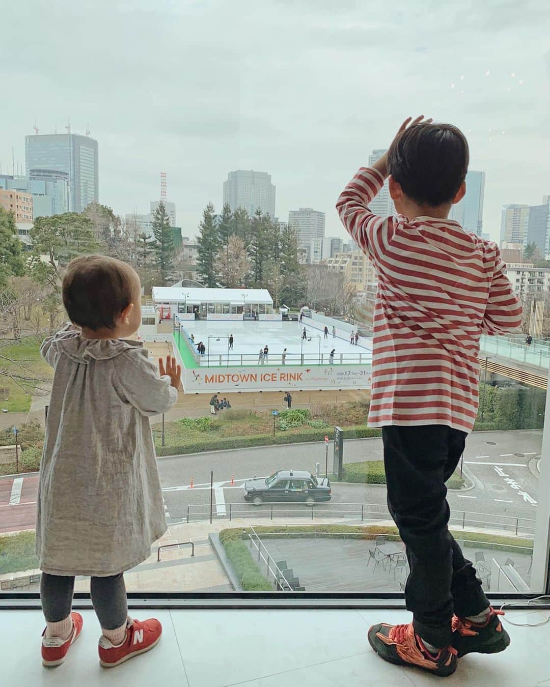 むらたさきさんのインスタグラム写真 - (むらたさきInstagram)「⛸⛸ ． 父ちゃんが三男を見てくれる♡ということで、 まゆ氏 @mayuyapon 親子と ミッドタウンのスケートリンクへ行ってきました〜👏☺️✨ ． ． 小学生振りの母ちゃんと、 スケートを初めて体験する長男❄️🥰 ． 子ども用は二枚刃のシューズが借りられたので、 慣れるとペンギンのソリなしでも安定して滑ることが出来て 「緊張したけどとーーーっても楽しかった😍！」 と、話してくれた👏😘 ． ↑ 最後までスノーマンソリを手放せなかったのは母ちゃん…🤣㊙️ だって大人は一枚刃のシューズなんやもん🙏😂 ． ． ． ワンコインレッスンを受けられたり、 スケートチケットに館内のカフェが利用出来るチケットが含まれとったりと、 気軽に、プラスα楽しめるのがよかった☺️☕️✨ ． ． ． ． せっかくなのでランチは、 スケートリンクが見えるSLIN火龍園にて🍽☺️ ． 外遊びで冷えた身体の芯をあたためてくれる “冬のあったかグルメ”が魅力的やったなぁ〜😘🥘 (〜3/5まで🍴) ． ． ． ． 帰りはカフェチケットで 子どもたちはフローズンフルーツバー🍦 大人はチャイでひと息🍵🐰して、 (6枚目) ． 冬を満喫した あっという間の楽しい1日でした👏🥰 ． ． ． 期間中、また行きたいなぁ〜😋⛸ ． 次はソリなしでも滑ってみたいっ⛄️👏🥺♡ ． ． MIDTOWN ICE RINK in Roppongi (1/7〜3/1まで) ． ． ． ． ． ． ． ． ． #6歳  #東京ミッドタウン #アイスリンク #冬の風物詩 #カフェチケット #温グルメ #あったかフード #冬グルメ #冬のあったかグルメ #スケートリンク #スケート #アイススケート #tokyomidtown promotion」1月28日 17時34分 - muratasaki