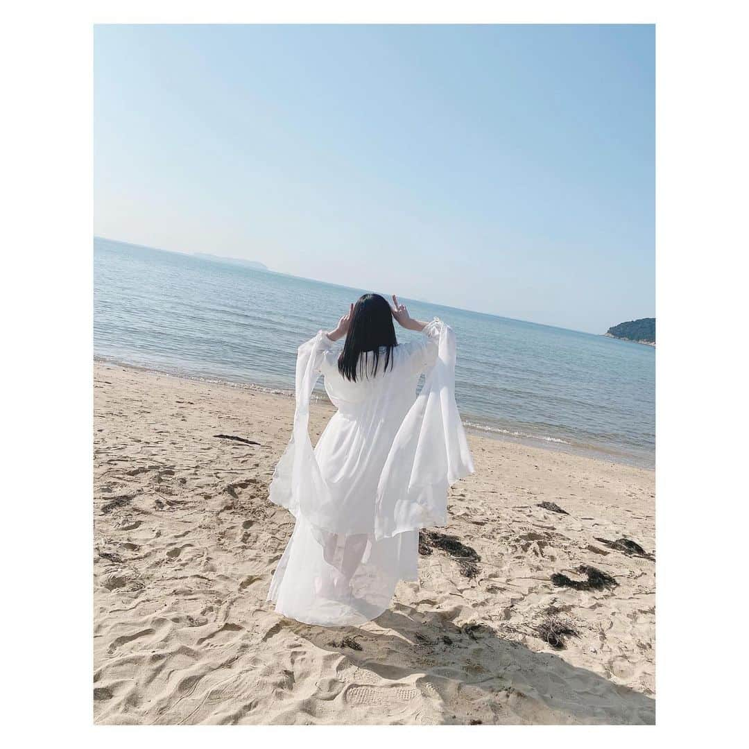 岩田陽菜さんのインスタグラム写真 - (岩田陽菜Instagram)「#無謀な夢は覚めることがない フラゲ日です✨﻿ ﻿ もしかして、もうゲットしましたか？🤍💙🤍﻿ ﻿ ﻿ #STU48#香川県#瀬戸内#三豊市#父母ヶ浜#アイドル#idol#衣装#白#white#砂浜#海#sea#裸足」1月28日 17時35分 - hina_naso_stu48