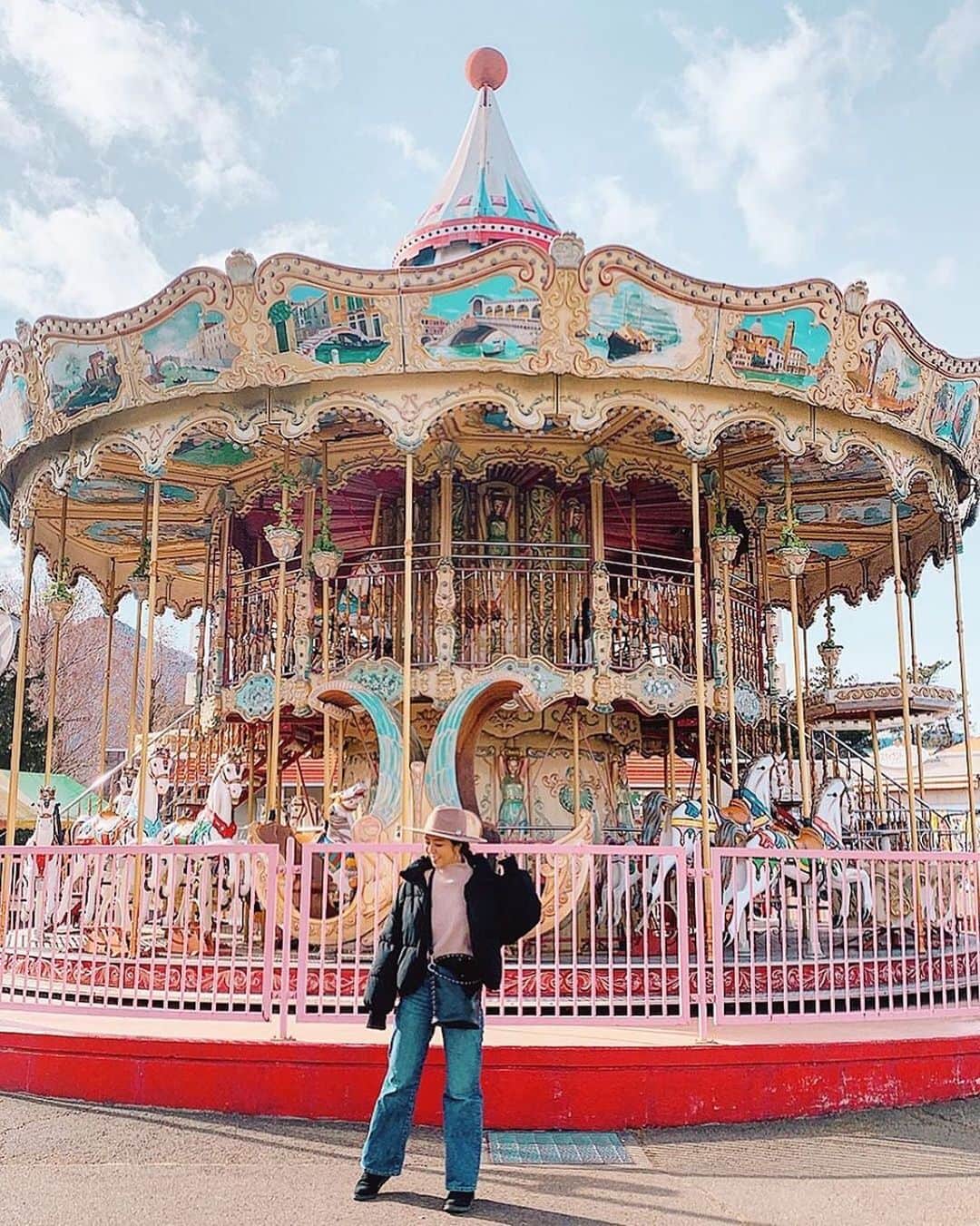 タビジョのインスタグラム：「こんばんは😊 本日の「#タビジョ」はこちら💕 ＊＊＊＊＊＊ 📸@mimi___1121 さん 🚩群馬県・伊香保「渋川スカイランドパーク」 群馬県の伊香保へ 家族旅行に行ってきたぁ〜♨️🎠 ＊＊＊＊＊＊ レトロな雰囲気が素敵なメリーゴーランドですね🎠 行ってみたくなるスポットです🥰 伊香保に行って遊園地っていうのも新しい😳💕 ＊＊＊＊＊＊ 【締め切り間近！タビジョレポーター募集】 あなたのとっておきのウエディングをレポートしませんか👰 詳細は@tabi_jyo TOPページからチェック✨ ＊＊＊＊＊＊ @tabi_jyo #タビジョ #タビジョと繋がりたい」