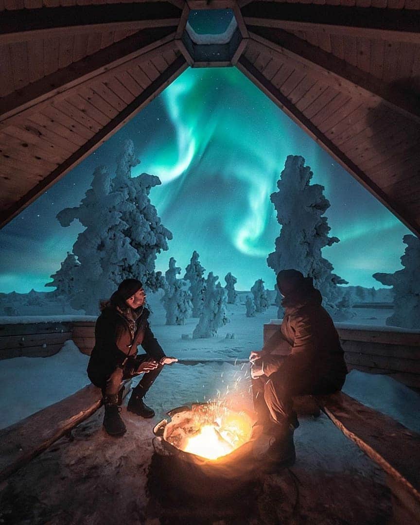 Discover Earthさんのインスタグラム写真 - (Discover EarthInstagram)「Warming up and stargazing 🇫🇮 Tag someone who'd love this experience! — 📍 #DiscoverFinland — 📸 Photo taken by @visualsofjulius」1月28日 17時36分 - discoverearth