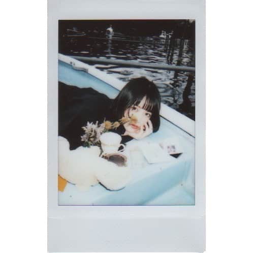 志田彩良のインスタグラム：「・ 一日中空腹も忘れるくらいカメラに熱中していた日。 大量の小道具とカメラとフィルムを持って 友達と無我夢中で撮り合って、気づいたら夜になっている 学生の頃から変わらない遊び方。」
