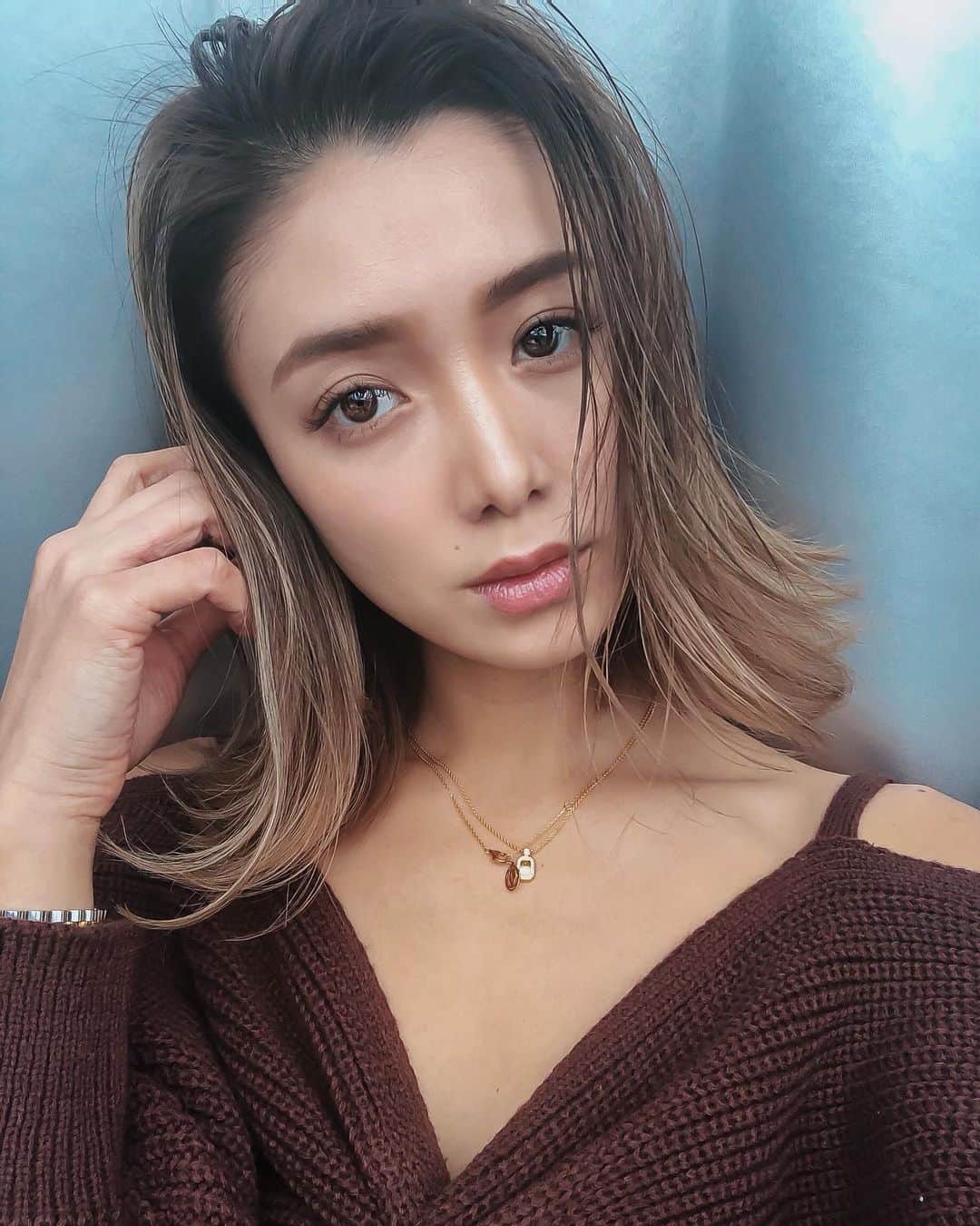 谷口紗耶香のインスタグラム：「hair setに　ついて❣️ swipeしてね！2枚目と3枚目もあるよ🔜 ・ 髪の毛切ってからよく質問頂くんだけど、 特別難しいことは全然してなくて！笑🙆‍♀️ ・ @ryuji.1025  くんが　巧みなハイライトを入れてくれて、毛先も少しブリーチして色を入れたから、 何もしなくてもいい感じにヌケ感があるの♥️🤘🏽 色落ちしてきてもいい感じなわけ。👏🏽 ・ セットの時は、 太めのコテで　毛先を　外ハネに ササッと‼️ ほんとに適当‼️😂 ・ それから 　#seamist をシャシャッとふりかけて、 hair oilを全体的につけるだけ♡ ・ セットの動画また　UPします♡ ・ ちなみに　この時のmake は　アイラインなしだよ。  #instamodel#instaootd#ootd#model#japanesemodel#sayakataniguchi#shooting#kawaii#girl#mama#instafashion#japanese#today#cute#拍照#可爱#今天的衣服#谷口紗耶香#时尚#패션#귀엽다#일본인#촬영#親バカ部#ママリ#ママコーデ#ママ#makeup」