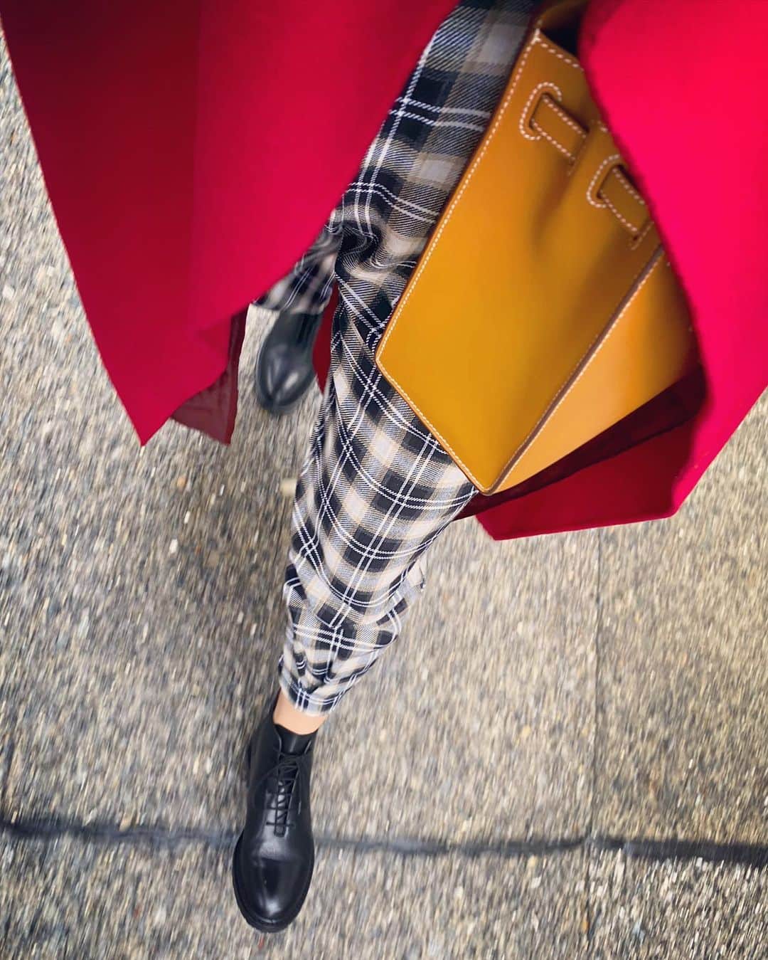 小川ひとみさんのインスタグラム写真 - (小川ひとみInstagram)「Cold weather in Tokyo...☔️ Finally I just feel you, Mr.winter☃️ こんな寒い日は 久しぶりにハンサムライクなcoordinate✨ チェックのパンツは @zara  bootsは @legresofficial  この時間は静かなひと時⏰ 息子の夕寝で 隣でゴロゴロ… メールを返したり net shoppingしたり… 起きたら怪獣くんのご飯にお風呂と… バタバタするからね🥰 #winter #january #love #rainyday」1月28日 17時56分 - hitomy220