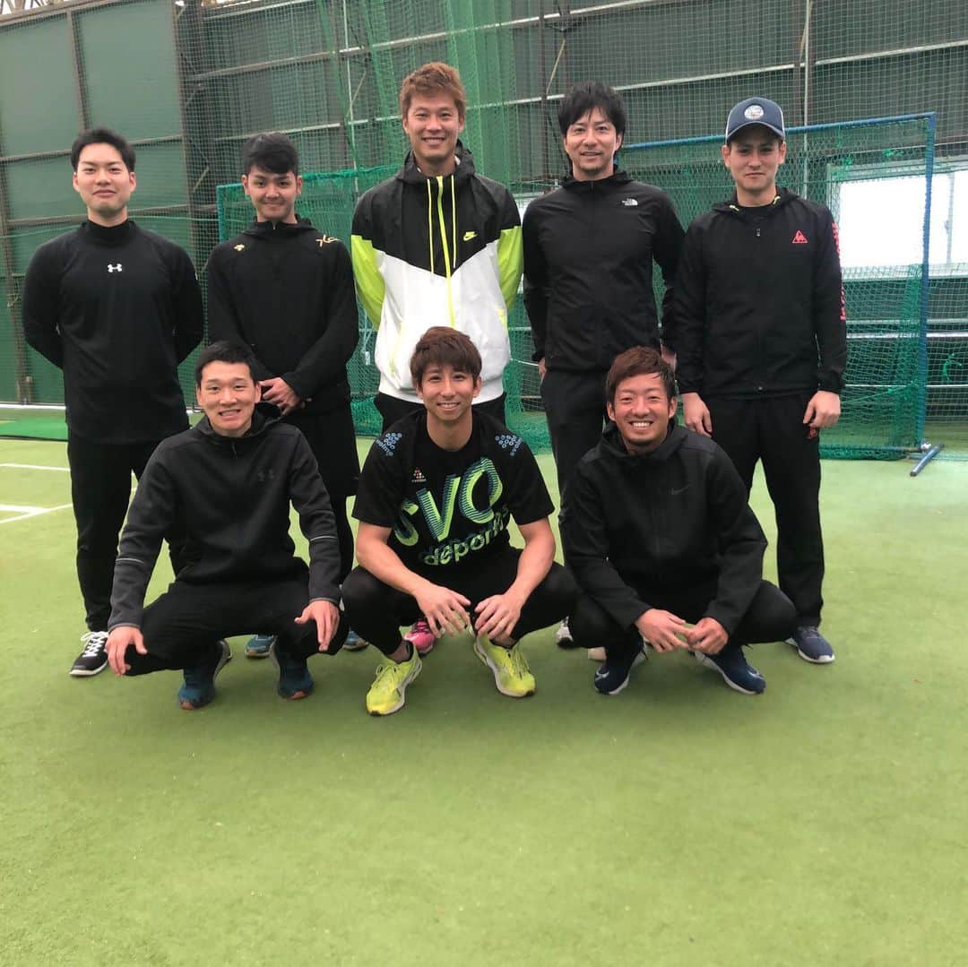福田秀平のインスタグラム：「自主トレ打ち上げました。 11月から始まり3ヶ月間、馬原さんにしっかりと身体を作っていただきました。あとは、僕自身結果で示すだけ。 そして、この3ヶ月やってきたことを少しでもいいから継続すること。  12月は翔が合流して1月の最終クールからはもう一度、翔とゆーぞーも合流。 普段から仲の良い後輩と最後一緒にやることができて、とてもいい刺激になりました。 怪我なく一軍の舞台で対戦出来るようにお互いに頑張っていこうね^ ^ では、いってきます。 #馬原孝浩 #浦橋先生 #岩嵜翔 #嘉弥真新也 #ゆーぞー #福田秀平」