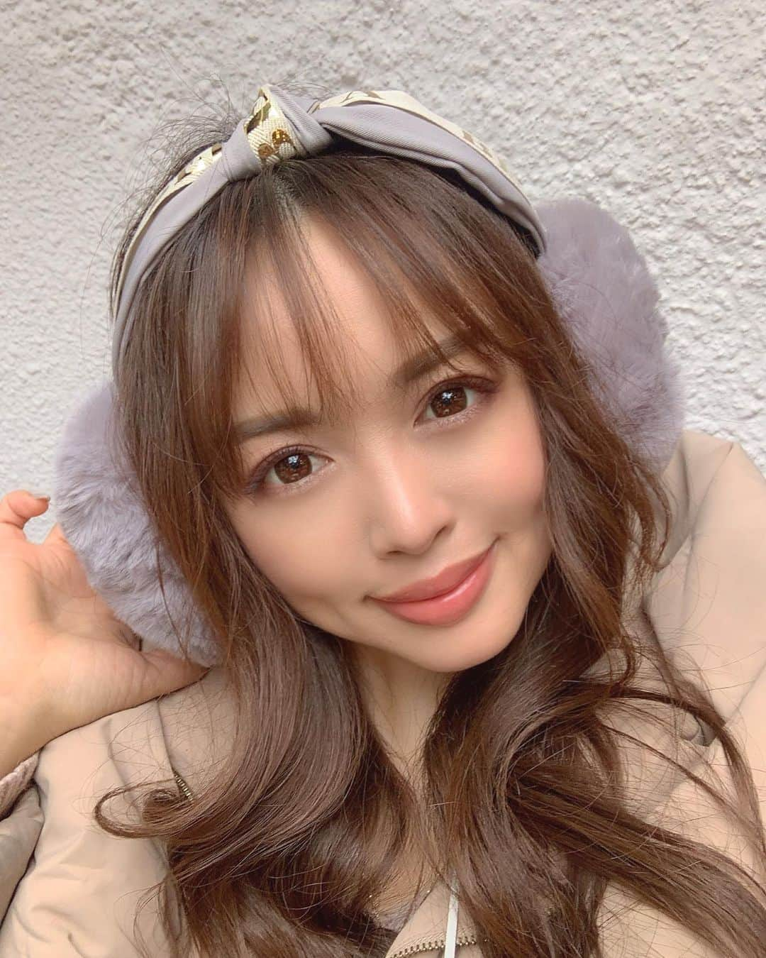 板橋瑠美さんのインスタグラム写真 - (板橋瑠美Instagram)「こんばんわ♡﻿ ﻿ ﻿ 今日はめちゃめちゃ寒いですね〜💦﻿ ﻿ 皆さま、暖かくして風邪ひかないように☻✨﻿ ﻿ ﻿ 最近の復元問題。﻿ じっくり復元してきておりますがかなり時間がかかっております。。。﻿ ﻿ 今日Appleサポートに電話をしましたが何だかんだ待つしか無いとの返事でした。。。。﻿ ﻿ ﻿ LINEの復元が一番心待ちにしてますが。。。今日見れるか際どい所です。﻿ ﻿ 一昨日の14時から観れていません。w﻿ こんな見れないと見たくて  しょうがないですw﻿ ﻿ 仕事の連絡が一番気になる。﻿ ﻿ ﻿ 知っている方教えて欲しいのですが﻿ 同じcloudで使用しているiPadがあるのですがこのiPadには﻿ LINEは入れていません。﻿ ﻿ もしこのiPadへLINEをインストールしてログインしたら普通に使えるとは思うのですが、﻿ iPhoneのLINEが復元できたときに、バックアップしていたそのままの状態でちゃんと復元するのですかね？？？﻿ ﻿ ﻿ ﻿ なんか同じcloudだから行けるとは思うのですが携帯で復元できたときにトーク履歴が消えてたら嫌だな〜って思って…﻿ ﻿ Appleサポートの方もLINEに関しては、解りかねるのでLINEへ問い合わせくださいって。﻿ ﻿ ﻿ LINEって電話ないから不便💦﻿ ﻿ ﻿ どなたか詳しい方居ましたら教えて下さいませ🙇‍♀️」1月28日 17時54分 - rumi_official_0616