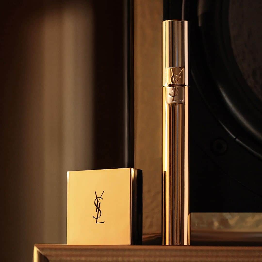 Yves Saint Laurent Beautyさんのインスタグラム写真 - (Yves Saint Laurent BeautyInstagram)「Mascara Volume Effet Faux cils is infused with walnut oil from Ourika gardens and argan oil to condition lashes. Real ingredients, to achieve an unreal false lash effect. MASCARA VOLUME EFFET FAUX CILS SEQUIN CRUSH MONO EYESHADOW #yslbeauty #mascara #sequincrush」1月28日 17時59分 - yslbeauty