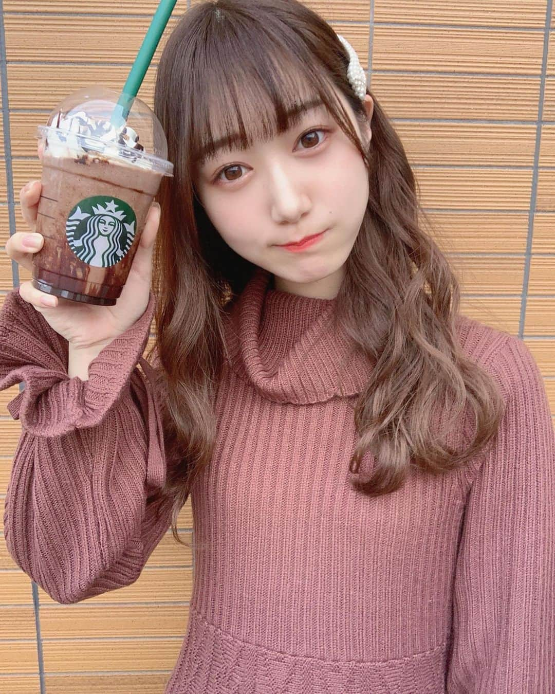 阪上晴香さんのインスタグラム写真 - (阪上晴香Instagram)「スタバの新作のチョコのやつ〜🍫💕 美味しすぎて2回目もぉ飲んじゃった🤤❤️ チョコ大好きだからこの時期好きっ♡ ・ ・ ・ #スタバ新作 #スタバ #すたば新作 #すたば #チョコレート #チョコ #ちょこ #スターバックス #スターバックスコーヒー #evelyn #エブリン」1月28日 18時00分 - haruka__0616