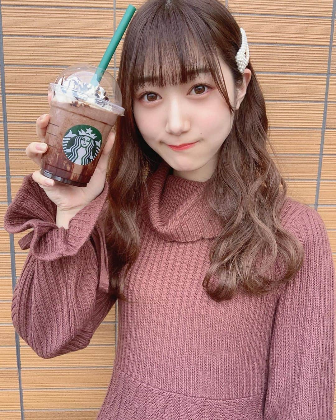 阪上晴香さんのインスタグラム写真 - (阪上晴香Instagram)「スタバの新作のチョコのやつ〜🍫💕 美味しすぎて2回目もぉ飲んじゃった🤤❤️ チョコ大好きだからこの時期好きっ♡ ・ ・ ・ #スタバ新作 #スタバ #すたば新作 #すたば #チョコレート #チョコ #ちょこ #スターバックス #スターバックスコーヒー #evelyn #エブリン」1月28日 18時00分 - haruka__0616