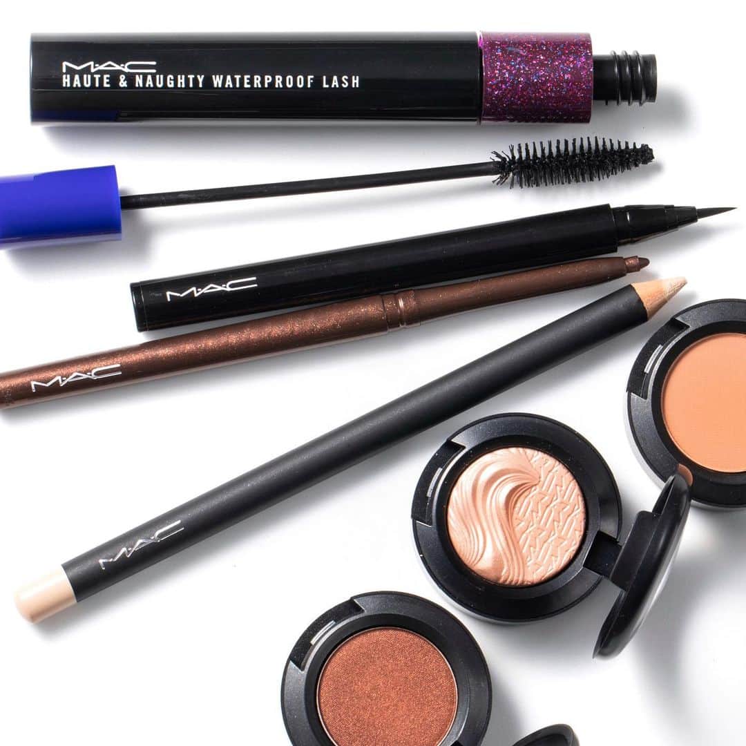 M∙A∙C Cosmetics Japanのインスタグラム：「ㅤ 丸みのある目をメイクで手に入れるには、黒目の下に 重点的にブラウンを重ねるのがポイント👆✨ ㅤ インサイドに明るい色を入れ、 アイラインはペンシルとリキッドで丁寧に施して✨ ㅤ ㅤ ↓↓掲載製品↓↓(上から) オート & ノーティ ラッシュ [オート & ノーティ ブラウン] ブラシストローク ライナー [ブラシブラウン] テクナコール [ブラウンボーダー] スタジオ クロマグラフィック ペンシル [NC15/NW20] スモール アイシャドウ [ソフト ブラウン] エクストラ ディメンション アイシャドウ [ア ナチュラル フラート] スモール アイシャドウ [アンティークト] ㅤ ㅤ M·A·C ARTIST RINO KASAI @rino416⠀@macpro_tokyo PHOTO: @takaki_iwata ㅤ #MACCosmeticsJapan #MACコスメ #MACCosmetics #コスメ #メイク #美容 #ブラウンメイク #アイメイク #アイシャドウ #デパコス #メイクアップ #冬メイク #メイク講座 #お気に入りコスメ #eyemakeup #eyeshadow #beauty #makeup #cosmetics」