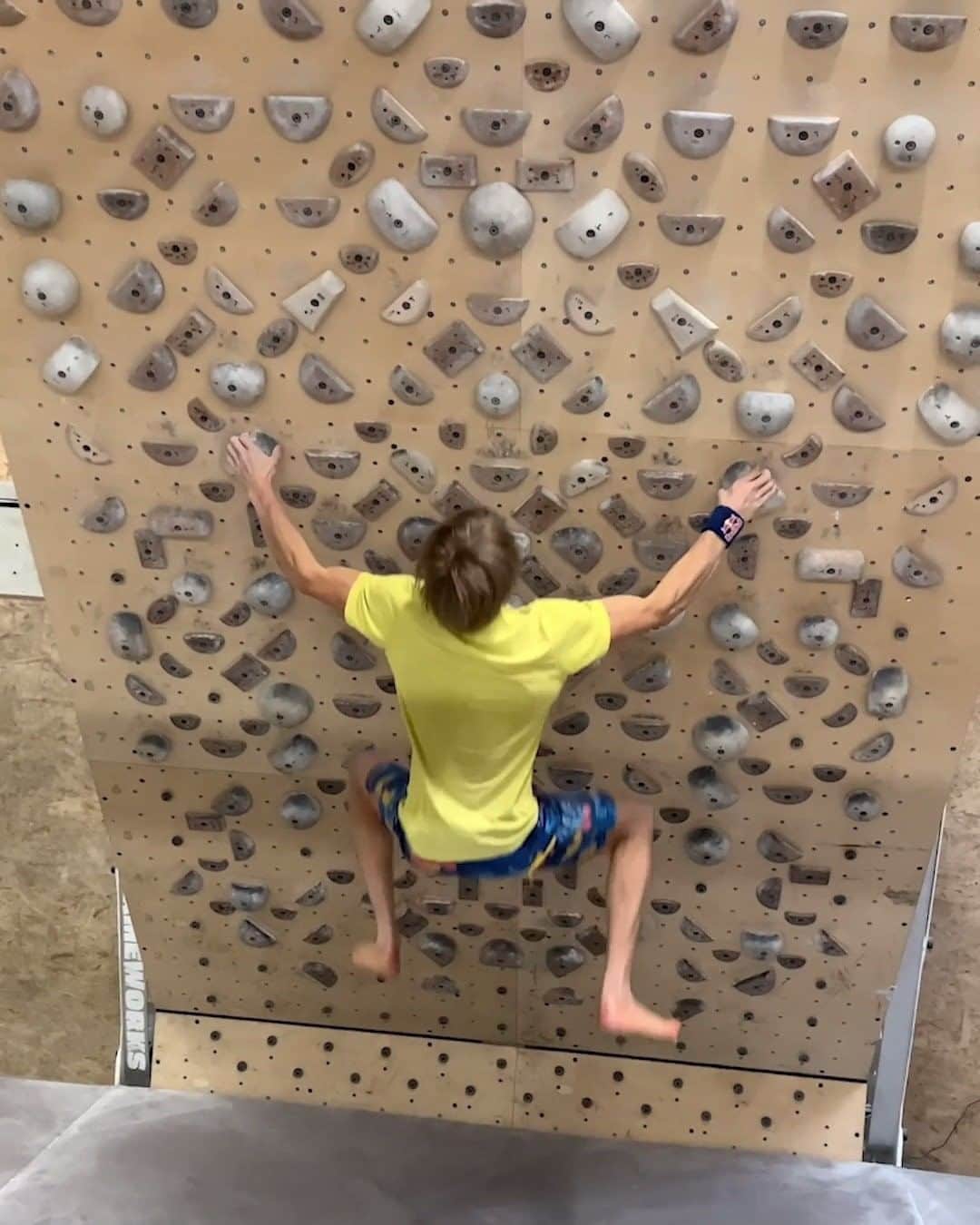 のインスタグラム：「if anyone can motivate us to work on our upper body strength, it's gonna be @alexandermegos 🤯💪 . @redbulladventure #redbull #indoorclimbing #climbing #adventure #climb #indoorwall」