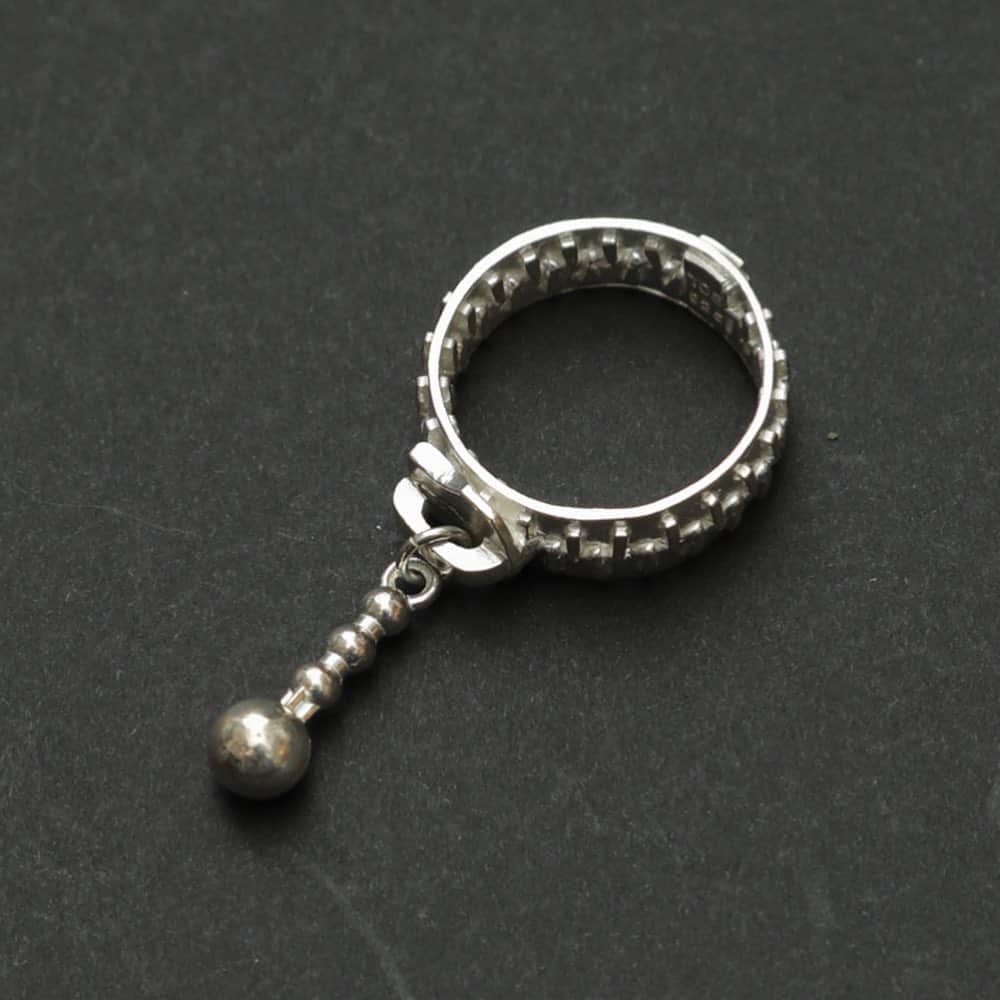 のインスタグラム：「TEARS OF SWAN-ZIP SILVER RINGになります!! 札幌PARCO店頭、official webshopでもオーダー可能ですので宜しくお願い致します(^^)🏬🕴☃️ http://tears-of-swan.shop-pro.jp/?pid=144735117 (webshopオーダー分の発送は2月上旬になります)  TEARS OF SWAN×montage PARCO POP UP SHOP TOUR 2020 in SAPPORO  札幌PARCO DAY:2020.1/24(fri)〜1/30(thir) TIME:10:00〜20:00 PLACE: 北海道札幌市中央区南1条西3-3 　B2 POP UP SPACE  TEL: 011-214-2111  @tears_of_swan  #tearsofswan  #zipring #silverring @parco_sapporo_official  #sapporoparco #parco #parcotour #popupshoptour #popupshop #札幌パルコ #パルコ」