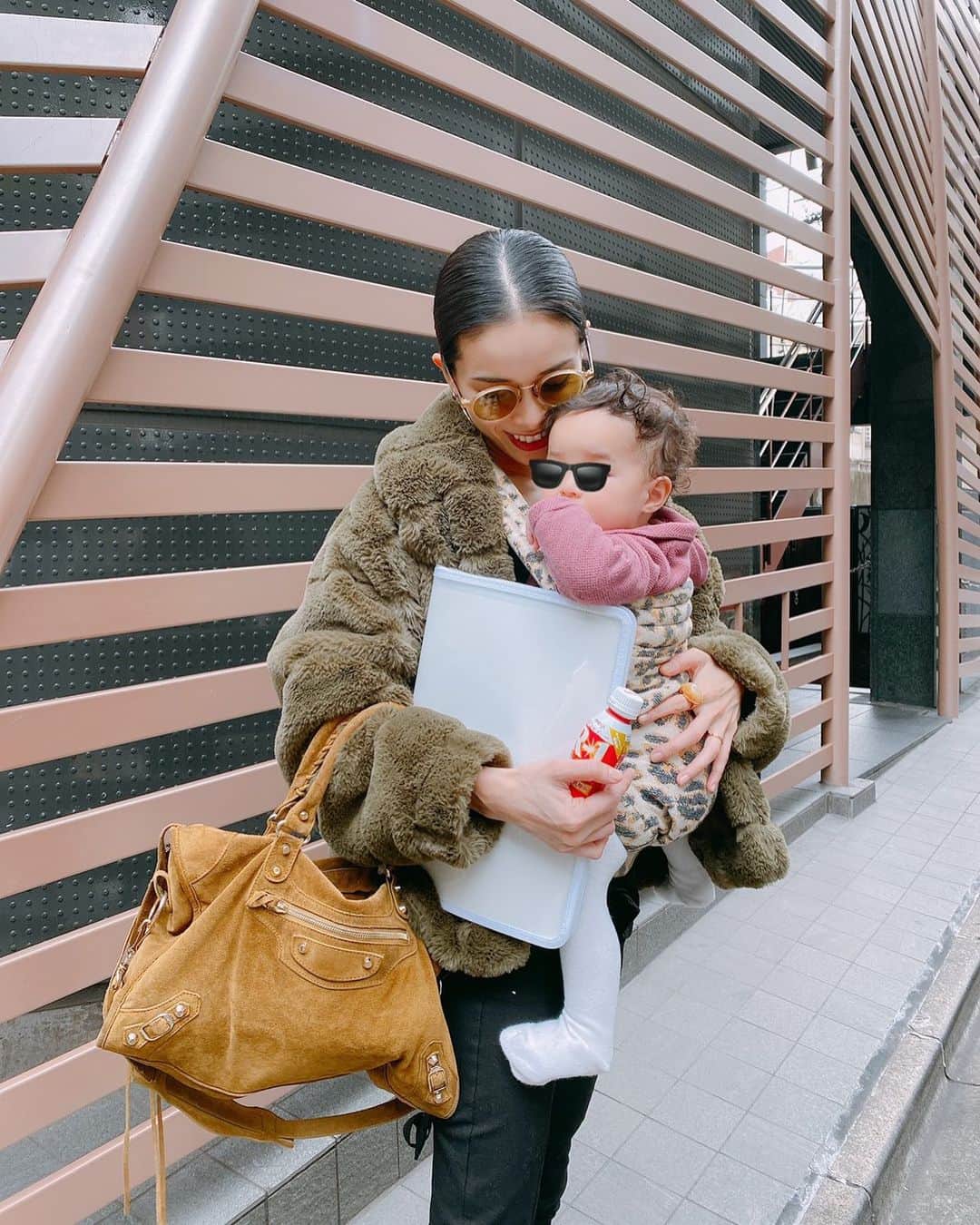 のインスタグラム：「. 寒い時期の抱っこ紐は色んな意味で暖かい🤗 しかし最近本当に寒いので我が家は体調管理を強化中。 皆様もご自愛くださいませ。 .  #baby  #momlife #mommylife #mommy #kidsgram_tokyo #babyphotography #babyphoto  #ママリ #育児 #男の子ママ #女の子ママ #コドモノ #ベビフル #mamanoko #ママライフ  #3歳 #1歳  #二人育児 #motherof2 #motherhood」