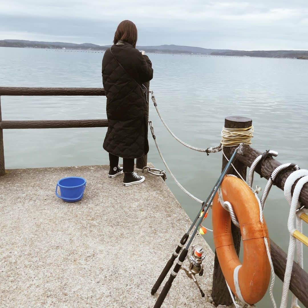 Aya（高本彩）さんのインスタグラム写真 - (Aya（高本彩）Instagram)「釣りやってみた。  釣れなかった。  のどぐろつりたかったなー。 ※釣れるわけがない。 #石川県 #能登半島 #釣り #おチビ二人旅 #珍道中」1月28日 18時10分 - aya_dream04