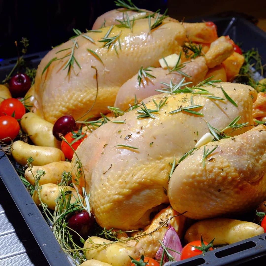 依布サラサさんのインスタグラム写真 - (依布サラサInstagram)「チキン繋がりで、、 毎年訪れているフランス🇫🇷 ボーヌのキッチンで、 @asaitoooo とチキンを焼いた🍗　フランスのスーパーでフレッシュなハーブ🌿を買うのが最高❣️🌿☺️ 大変美味しく、ワインがすすみました🙏🤤 特に大変お世話になったチサさんのワインがね🤤 #france #beaune #simonbiz  #chicken」1月28日 18時17分 - sarasaifu