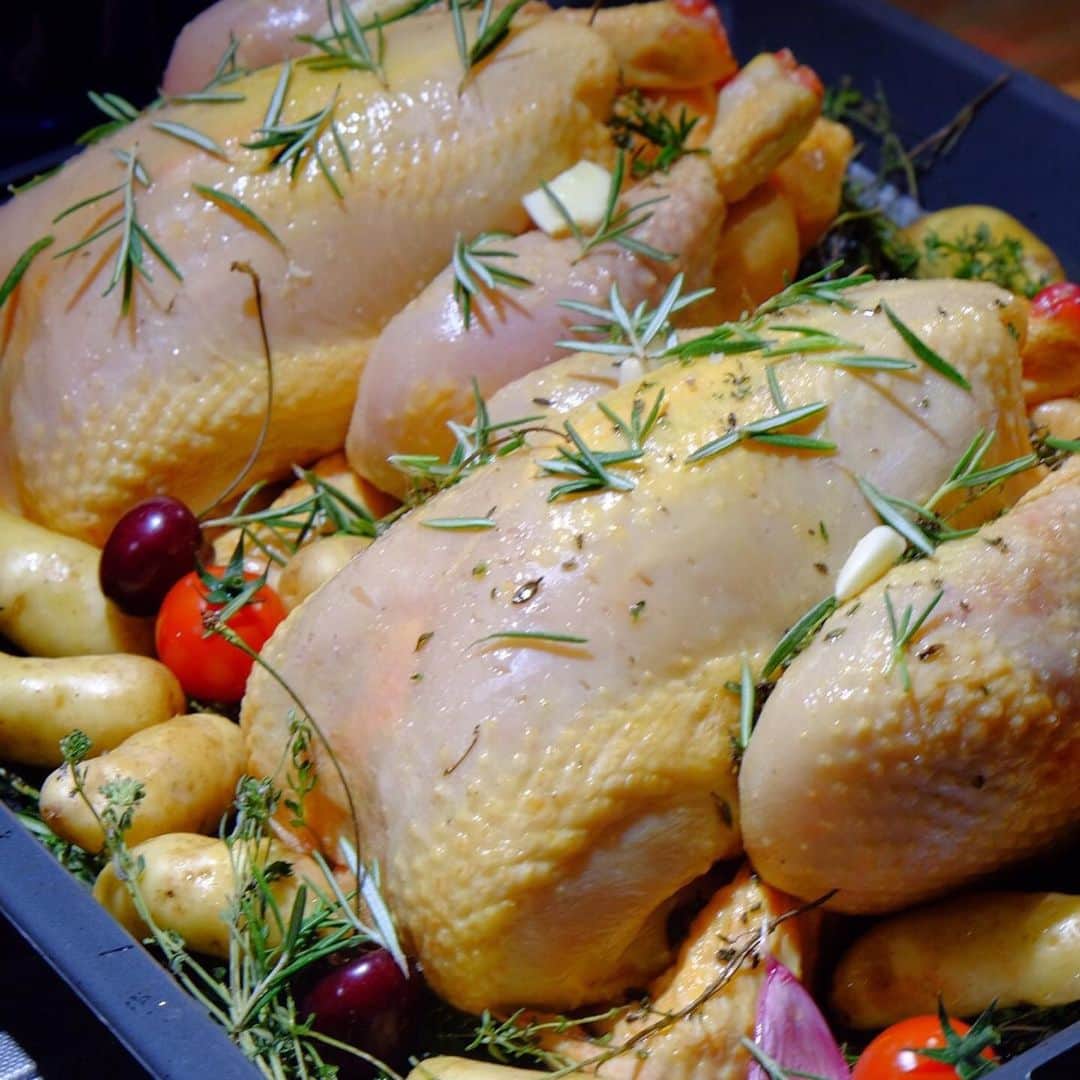 依布サラサさんのインスタグラム写真 - (依布サラサInstagram)「チキン繋がりで、、 毎年訪れているフランス🇫🇷 ボーヌのキッチンで、 @asaitoooo とチキンを焼いた🍗　フランスのスーパーでフレッシュなハーブ🌿を買うのが最高❣️🌿☺️ 大変美味しく、ワインがすすみました🙏🤤 特に大変お世話になったチサさんのワインがね🤤 #france #beaune #simonbiz  #chicken」1月28日 18時17分 - sarasaifu
