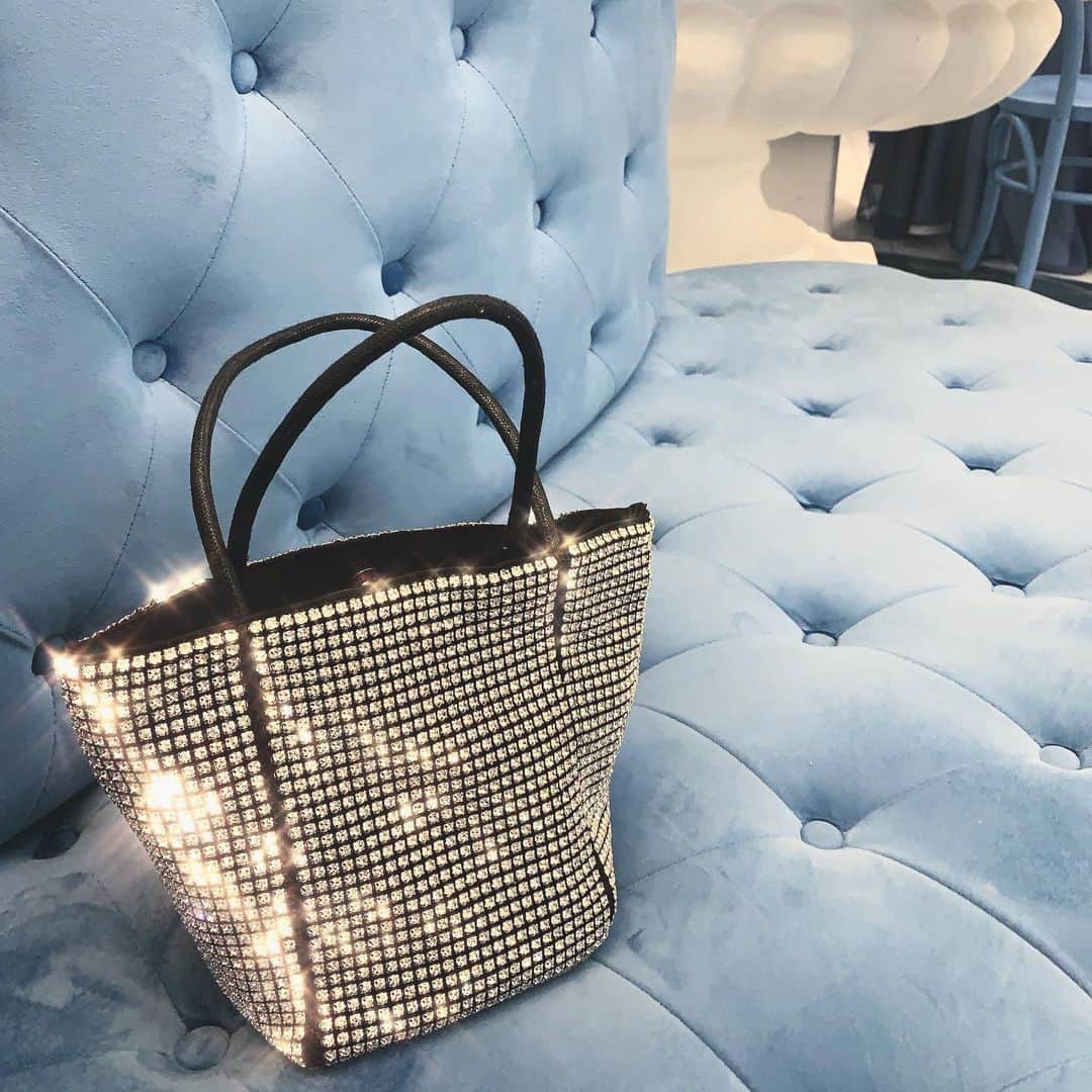 のインスタグラム：「Matching #Kirakira bag🤍with mom👩🏻 #25000KRW」