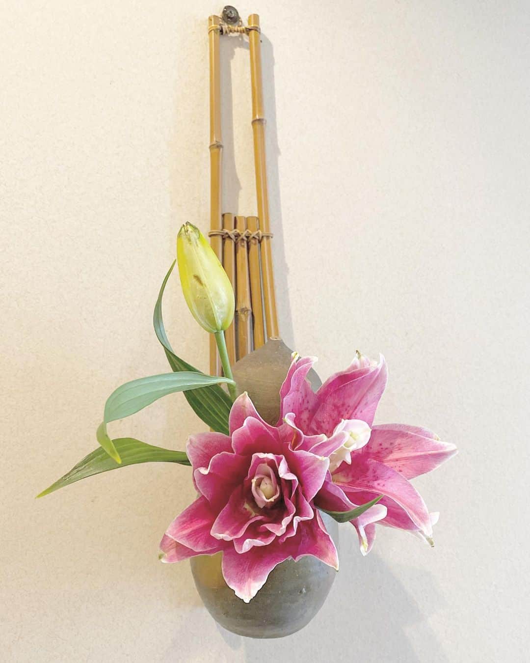 のインスタグラム：「いつもお世話になってるお花屋さんでおまけでいただいた八重の百合 綺麗に咲きました いつもありがとうございます #播州赤穂#赤穂#赤穂御崎#赤穂温泉#赤穂温泉祥吉#潮彩きらら祥吉 #祥吉#旅館#旅行#温泉#瀬戸内海#兵庫県#今日のお花#花#flower #百合#ゆり#八重咲き #八重の百合#花器#備前焼」