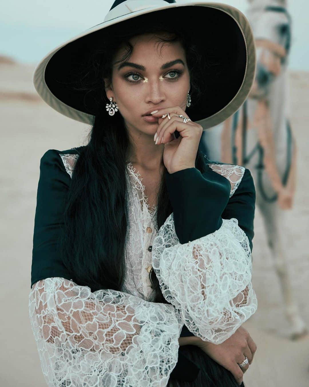 Chaumetさんのインスタグラム写真 - (ChaumetInstagram)「A real style icon. Joséphine Aigrette Impériale earrings in white gold set with pearls beautifully worn by model @shaninamshaik in @harpersbazaararabia’s January 2020 issue. #Chaumet #Joséphine #GraceandCharacter #CelebritiesinChaumet」1月28日 18時23分 - chaumetofficial