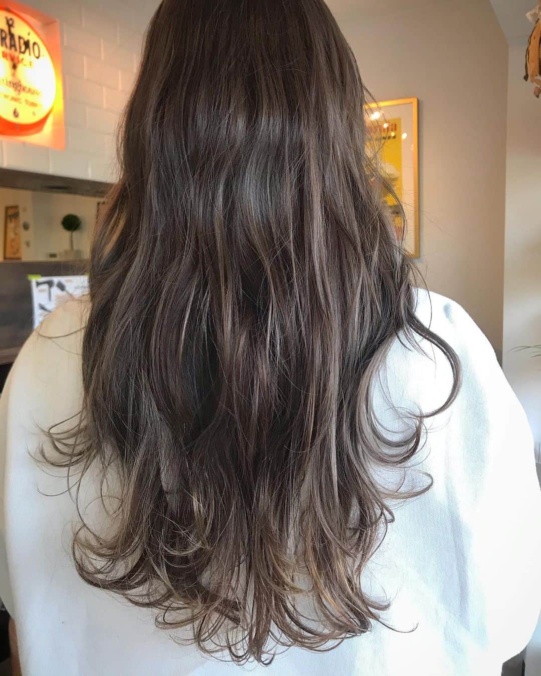 井上花実さんのインスタグラム写真 - (井上花実Instagram)「アレンジしたら毛先に明るい髪がでてくるように内側にハイライトを仕込みました🥰 : #ロンゴガール#ロンゴロンゴ#武雄美容室#武雄#武雄市#佐賀#佐賀美容室#イルミナ#イルミナカラー#アプリエ#アプリエカラー #ベージュ #グレージュ#ロングヘア#longhair#グラデーションカラー#外国人風#外国人風カラー#ベージュカラー#波巻き#ゆる巻き#ローライト#hair#hairstyle#haircolor#fashion#ハイライト#ベージュ#花嫁ヘア#武雄美容室ロンゴロンゴ」1月28日 18時23分 - hana87_mi3