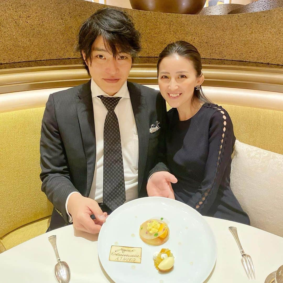 来栖あつこさんのインスタグラム写真 - (来栖あつこInstagram)「今年は、誕生日当日とはいかなかったけれど、誕生日ご飯を「ロオジエ」で🍽﻿ ﻿ ランチタイムに銀座集合。﻿ とっても美味しくて幸せな時間でした♡﻿ ﻿ ありがとう！夫よ！！！﻿ ﻿ ﻿ ﻿ ﻿ ﻿ ゴマパン美味すぎた🍞🍞🍞﻿ パン好きとしては、ゴマパン三つ星⭐️⭐️⭐️﻿ 8枚目、夫の三つ星ポーズ😂﻿ グランメゾン東京毎週観てました（笑）﻿ #ロオジエ　#losier #三つ星　#ミシュラン﻿ #誕生日　#🍽 #銀座　﻿ #夫婦の時間﻿ #リス顔 #猫顔 #たぬき顔 #アヒル口 ﻿ #夫婦 #夫婦の休日 #夫婦デート﻿ #atsukokurusu #来栖あつこ」1月28日 18時31分 - atsukokurusu