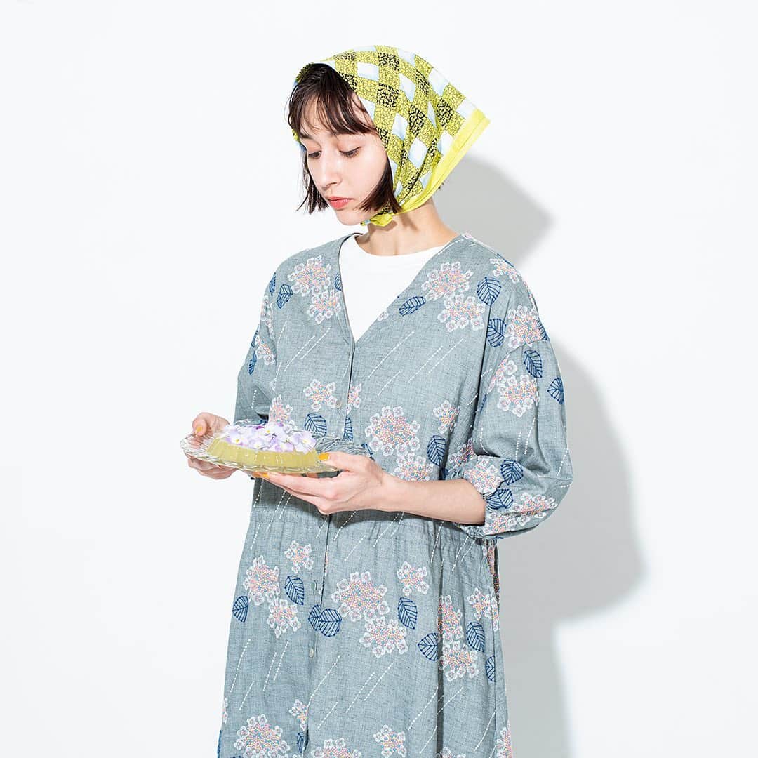 marbleSUD(マーブルシュッド) のインスタグラム：「【新入荷】刺繍シリーズ第2弾が入荷しました！初夏から梅雨にかけて咲く「ガクアジサイ」を刺繍で表現しました。カラフルなドットを眺めていると、キラキラつぶつぶの金平糖のよう。お花のまわりには、しとしと降る静かな雨を。数ヶ月後にやってくる梅雨…。憂鬱になりがちな梅雨のシーズンも、これさえあれば何だかハッピーに過ごせそうですね。お洋服の他に、BAGもご用意。小物から春色を取り入れるのも良さそうです。」