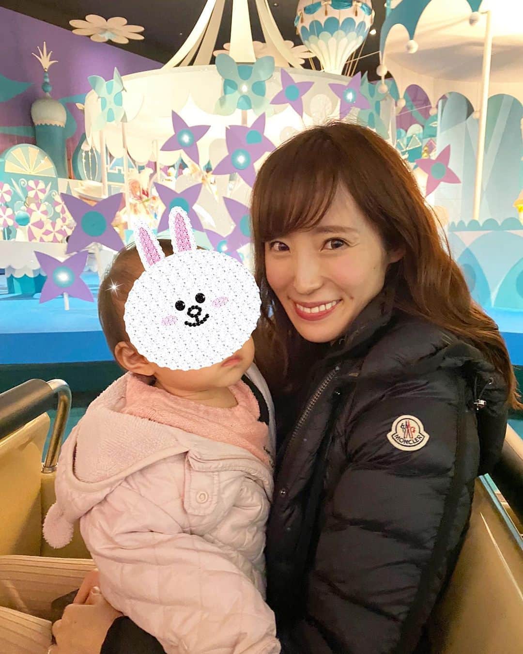 小林真由のインスタグラム：「⋆﻿ ⋆ ﻿ ランドに行くと繰り返し乗る﻿ it's a small world🌎﻿ 大人も楽しい🧸💕﻿ ﻿ #ママライフ #コーディネート #ディズニー #ディズニーランド #東京ディズニーランド #子連れディズニー #1歳 #女の子ベビー #女の子ママ #tdl #disney」