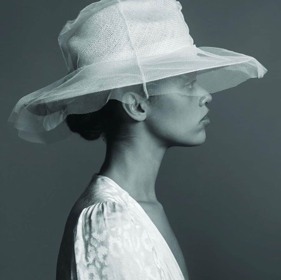 スティーブンジョーンズさんのインスタグラム写真 - (スティーブンジョーンズInstagram)「This evening launching with @matchesfashion ‘The Wedding Edit’ , a fabulous capsule collection of bridal hats #bridal @nacmediagroup」1月28日 18時33分 - stephenjonesmillinery