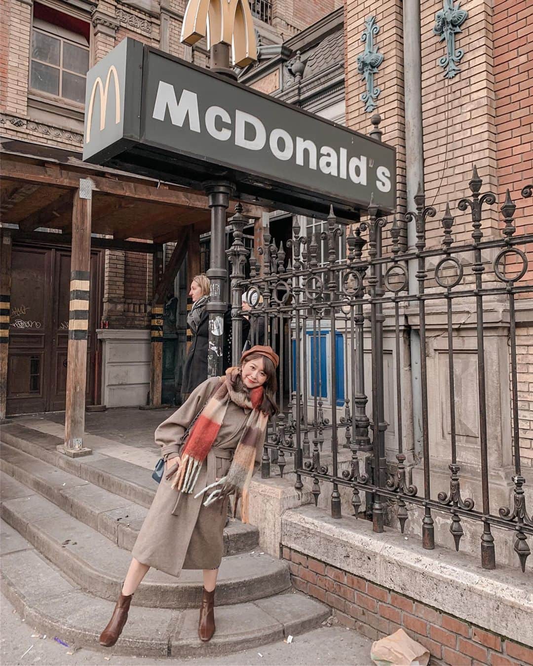 郭圈圈さんのインスタグラム写真 - (郭圈圈Instagram)「（終於來到布達佩斯最後一篇文😆我其實布達佩斯只待了3天半，照片就可以這麼多😎 #用心玩用心拍用心分享） / #20191230 有 #全世界最美麥當勞 之稱的麥當勞就在 #布達佩斯🇭🇺 \ 但因為他旁邊就是車站，所以人的部分感覺特別雜～門口也蠻髒的🧐印象中好像還有一點臭～ / 而且因為是聖誕假期期間，人又比平常多，我為了買一杯黑咖啡跟一包薯條竟然排隊排了30分鐘⋯（真的是得來不易😆 \ 但後來發現其實2樓有 #McCafe，早知道就買杯咖啡就好都不用排隊！反正主要是來看他的建築不是來吃 #麥當勞 的～ / 吃完後就叫Bott 還是Uber到 Deak搭機場巴士🚌去機場準備飛倫敦囉✈️ \ 喜歡我的穿搭別忘了追蹤 @marumaru_lea_official 🥳我會不定期跑韓國批貨唷📦 . . . . . . . . . . . .  #Budapest#McDonalds#mcdonaldsnyugati#歐洲麥當勞 #lea_hungary#budapest#匈牙利#布達佩斯#budapesttravel #Parliament#ootd#popdailybudapest#stylelook#chanelBag#lea_outfit#ootd#budapeststyle#chainbridge#szechenyilanchid#國會大廈#nagyvasarcsarnok#nagyvásárcsarnok#布達佩斯景點」1月28日 18時37分 - helloiamlea