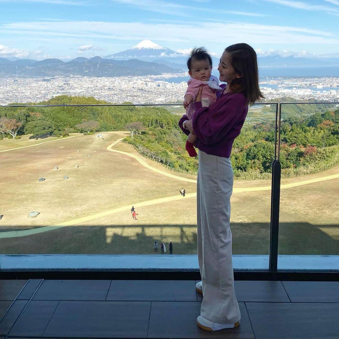 姫野れみのインスタグラム：「. 一瞬テラスへ出て、撮ってもらった親子shotを👩🏻‍🦰👶🏼♡ 富士山を眺めながらアフタヌーンティーを楽しんできました♩♩ ・ #baby #girl #babygirl #mamagirl #ハーフバースデー #6ヶ月 #赤ちゃん #ベビー #女の子ベビー #親子ショット #女の子 #ママタス #ベビフル #赤ちゃんのいる生活 #べびすたぐらむ」