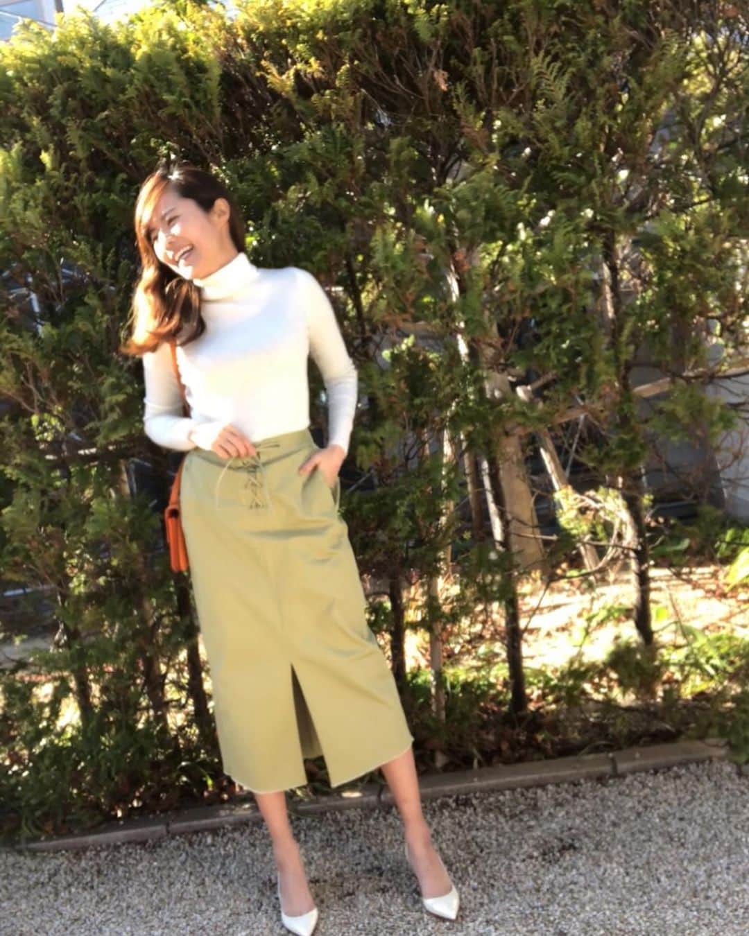 のインスタグラム：「☺︎ これから寒くなるってゆうけど もうファッションは春気分！ 春にも使えるアイテムにばっかり目が行きます^ ^ チノ素材でしっかりしているので この時期でも寒くなく着られるスカート、便利です！ * 【自分を信じてこそ自信！】 大人かわいいのためのMyルール🤣笑笑 * ーーーcoodinateーーー TOPS... #titivate  BOTTOMS... #GU @gu_for_all_ SHOES ... #christianlouboutin  BAG... #hermes  ーーーーーーーーーーーーー #155cm  #Sサイズコーデ #プチプラ  #大人かわいい #カジュアルコーデ  #着まわしコーデ #スカート #レースアップナロースカート #GUstyle #エロふわボディ  #プチプラコーデ #gu_for_all  #大人カジュアル #楽チン  #大人かわいいへの道  #gupr #tops #for #春に #チノ #gu」