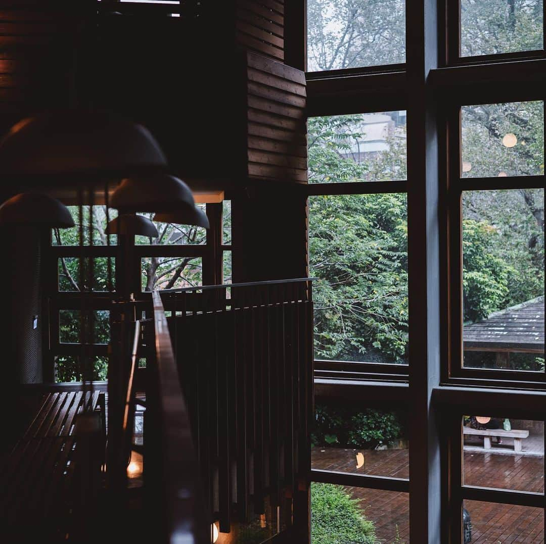 市川渚さんのインスタグラム写真 - (市川渚Instagram)「Beautiful library.﻿ ﻿ ﻿ ﻿ 台北で見てきた素敵建築その2。台北市立図書館 北投分館。﻿ ﻿ 2006年に建てられた建物らしいのだけれど、台湾初のグリーンビルディングで、建物の計画、建設から運用、解体まで、建物のライフサイクルで生じる環境的責任と資源効率性を考慮して設計されているらしい。﻿ ﻿ 温泉地の真ん中にある北投公園の敷地内にあり、緑に囲まれた施設内部はふんだんに木材が使われていて自然光がたくさん差し込み、風通しがよく、建物の中にいながら自然と共存して生きていることを無意識に感じさせられる場所でした。ここで1日読書して過ごしたら最高だろうなあ📖﻿どことなくジェフリー・バワみを感じたのは私だけか。 ﻿ 詳しくはnoteに書いてます✍️﻿ https://note.com/nagiko/﻿ ﻿ ﻿ ﻿ ﻿ #travelabroad#taipeitravel#旅#taiwantrip #taiwantravel#台北旅行#photolog#taipeitrip#臺北市立圖書館北投分館#北投圖書館#台湾旅行#台北観光#taipei#台湾観光##sonya7iii#sonyalpha#a7iii#batis240#zeissbatis ﻿ ﻿ ﻿ ﻿ #travelabroad#taipeitravel#旅#taiwantrip #taiwantravel#台北旅行#photolog#taipeitrip##臺北市立圖書館北投分館#台湾旅行#台北観光#taipei#台湾観光##sonya7iii#sonyalpha#a7iii#batis240#zeissbatis台湾旅行#台北観光#taipei#台湾観光##sonya7iii#sonyalpha#a7iii#batis240#zeissbatis」1月28日 9時50分 - nagiko