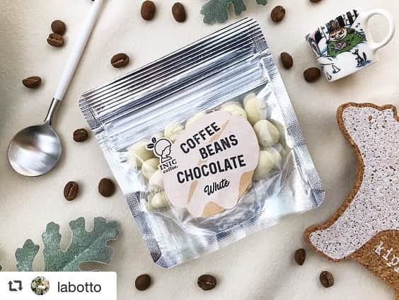 のインスタグラム：「@repost @labotto 「コーヒービーンズ×チョコ」の大人な美味しさ♡手頃で嬉しいINICコーヒーのバレンタインチョコ！ ・ 職場の人や、仲良しの男友達への バレンタインチョコにぴったりの チョコが入荷しました！ ・ フランス産ミルクを使った ホワイトチョコと、カリカリの コーヒ豆が絶妙な美味しさ♡ 手頃だから思わず自分用にも 買っちゃったりして…(笑) ・ チョコと一緒に 本格派コーヒーが5秒で飲める kippis(キッピス)の北欧コーヒー を合わせたギフトも人気です。 ・ ちなみにコーヒービーンズチョコの 味は2種類ご用意してます。 今年のバレンタインどうしよ〜 っと迷っている人は是非どうぞ！ ・ @labotto 1000円以下でお財布に優しい♪職場の方はもちろん！自分用に買いたいバレンタインギフト！ https://www.lab-livi.com/goods/44126/ ----------------------- Labotto Living Style 福島県郡山市並木2-1-1 TEL.024-995-5855 OPEN.10:00-19:00 CLOSE.水曜日 ----------------------」