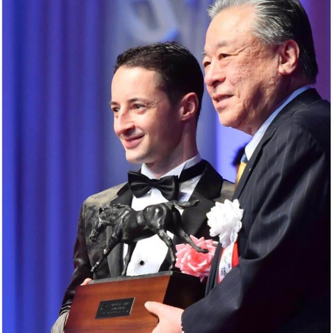 クリストフ・ルメールさんのインスタグラム写真 - (クリストフ・ルメールInstagram)「名誉あるJRA賞をいただきました！皆さんからの応援のおかげです。2019年は本当に良い年でした、2020年も良いパフォーマンスが出来るよう頑張ります。#japanfanbestintheworld」1月28日 10時31分 - christophelemaire_officiel