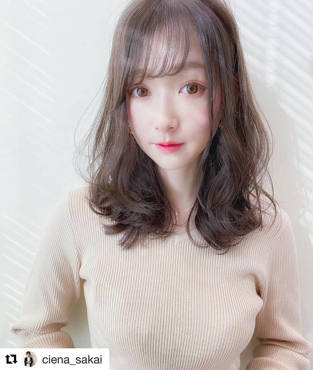 のインスタグラム：「#Repost @ciena_sakai with @get_repost ・・・ 今週も沢山のご来店ありがとうございます☺︎ 今年は毎週月曜日のみ定休日、金曜日はami名駅店勤務で営業する予定です🙆‍♂️ ご予約の際はホットペッパーかLINE@よりお願い致します！ ＊ ＊ ＊  #CÍENA#シエナ#栄#名古屋#矢場町#美容師#名古屋美容室#栄美容室#美容学生#髪型#前髪カット#ヘアスタイル#ヘアカラー#シースルーバング#アッシュ#ハイライト#ケアブリーチ#グレージュ#オリーブグレージュ#ラベンダーグレージュ#スロウカラー#サイエンスアクア#髪質改善#美髪チャージ#hair#hairstyle#color#fashion#lala__hair」