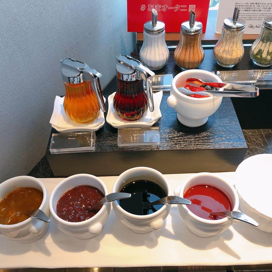 里井真由美さんのインスタグラム写真 - (里井真由美Instagram)「あまおういちごのマカダミアパンケーキ🥞🍓🍓 ・ ・ ホテルニューオータニ東京では #あまオータニ ‼️ あまおういちごのメニューでフェアを開催中です〜🍓🍓🍓 @hotelnewotanitokyo ・ ・ 40階「タワービュッフェ」！ビュッフェメニューのひとつで、 ・ ・ ホテルニューオータニさんと「食べあるキング」がコラボしていて、モデルの @tanakaofficial 田中里奈ちゃんがプロデュースされました。 ・ ・ もちもち生地と いちご練乳ソースもあうし、 ・ ・ →2.3枚め)他にも色々お好みでシロップもかけられるの。 ・ ・ 甘党のわたしは、 いちご🍓＋生クリーム＋あんこ ♡ ・ ・ 練乳もしみてるから、最強やわぁ ・ ・ 40階からの眺めも楽しめるし、ほかのあまおうスイーツもあります。 召し上がったら #あまオータニ タグ付けして投稿してみてね♡素敵なプレゼント当たるチャンスあります♪ ・ ・ 今日は寒空ですが、ホテルもお部屋もぬくぬく。あまおうマップも活用してみてね〜 ・ ・ #あまオータニ#田中里奈 #ニューオータニ #あまおう #食べあるキング#ランチビュッフェ#タワービュッフェ#里井真由美  #さといいね#栗スイーツ#デパ地下#ホテルスイーツ#デパ地下スイーツ#ホテル#ありが糖運動#まゆログ#フードジャーナリスト里井真由美 #いちご#いちご🍓#苺」1月28日 10時36分 - mayumi.satoi
