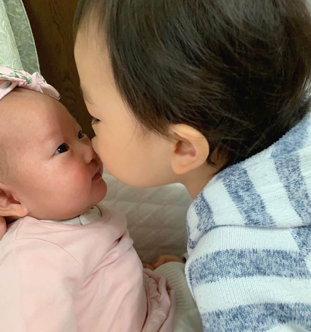 花田浩菜のインスタグラム：「初チューは毎日息子に奪われている娘っ子😂💕 . . 赤ちゃんが産まれてから、キス魔な息子。笑 『◯◯ちゃんかわいー❤️』とチューしまくり💋 最近2歳4ヶ月になり、おしゃべりがとっても上手になり意思疎通ができる様になって、成長したなあと思うこともしばしば。 昨日はお友達の赤ちゃんも遊びに来てくれたけど、（ちなみに男の子）男の子の赤ちゃんにも可愛い❤️とぎゅー&おでこにチューチューしてました😂 最近娘ちゃんは話しかけたりチューされたりすると心なしかニコニコしてくれてる気がする😊❤️ こういう2人を見てると平和だなあ💕と思うけど、ちょっと目を離すと力強すぎてむぎゅーーっと抱きしめて頭突きしたりするからw2人だけには絶対にできません😂❤️笑笑 2人の#成長記録 は気まぐれですがプロフィールから飛べるブログにまとめています🙆‍♀️ . . #2歳差兄妹 #12月生まれ #2歳差育児 #0歳 #生後1ヶ月 #2歳 #2歳4ヶ月 #女の子ママ #男の子ママ #赤ちゃんのいる生活 #令和ベイビー #令和元年ベビー #新米ママと繋がりたい #子育てぐらむ #ママリ #親バカ部 #gapbaby #handmbaby #ig_oyabakabu #mamagirl #happy #happydays」