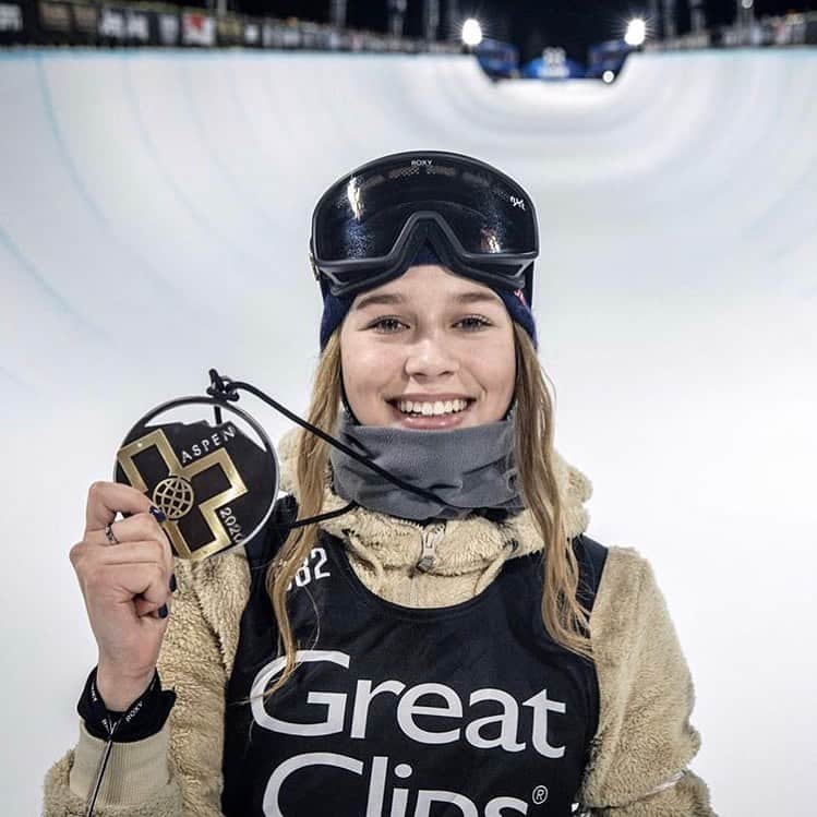 ROXY JAPANさんのインスタグラム写真 - (ROXY JAPANInstagram)「ROXYライダー達が世界最高峰の大会、 @xgames でメダルラッシュ！🥇🥇🥇🥉 日本から #松本遥奈 Congrats!! ・・・ 3 @xgames GOLD medals, 1 Bronze, history in the making and the world at their feet. 〰️ @tessledeux, @kellysildaru & @haruna_matsumoto  charged the mountain at @xgames Aspen and we couldn’t be prouder of their efforts. 〰️ @tessledeux claimed GOLD in the Women’s Ski Big Air 〰️ @kellysildaru claimed GOLD in the Women’s Ski SuperPipe and GOLD in the Ski Slopestyle. Kelly has earned 9 Games medals and ties Shaun White and Nyjah Huston for most by a teenager in X Games history. 〰️ @haruna_matsumoto claimed BRONZE in the Women’s Snowboard SuperPipe 〰️ #MakeWavesMoveMountains」1月28日 10時45分 - roxyjapan