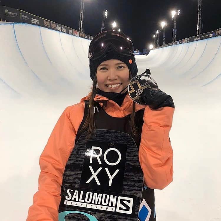 ROXY JAPANさんのインスタグラム写真 - (ROXY JAPANInstagram)「ROXYライダー達が世界最高峰の大会、 @xgames でメダルラッシュ！🥇🥇🥇🥉 日本から #松本遥奈 Congrats!! ・・・ 3 @xgames GOLD medals, 1 Bronze, history in the making and the world at their feet. 〰️ @tessledeux, @kellysildaru & @haruna_matsumoto  charged the mountain at @xgames Aspen and we couldn’t be prouder of their efforts. 〰️ @tessledeux claimed GOLD in the Women’s Ski Big Air 〰️ @kellysildaru claimed GOLD in the Women’s Ski SuperPipe and GOLD in the Ski Slopestyle. Kelly has earned 9 Games medals and ties Shaun White and Nyjah Huston for most by a teenager in X Games history. 〰️ @haruna_matsumoto claimed BRONZE in the Women’s Snowboard SuperPipe 〰️ #MakeWavesMoveMountains」1月28日 10時45分 - roxyjapan