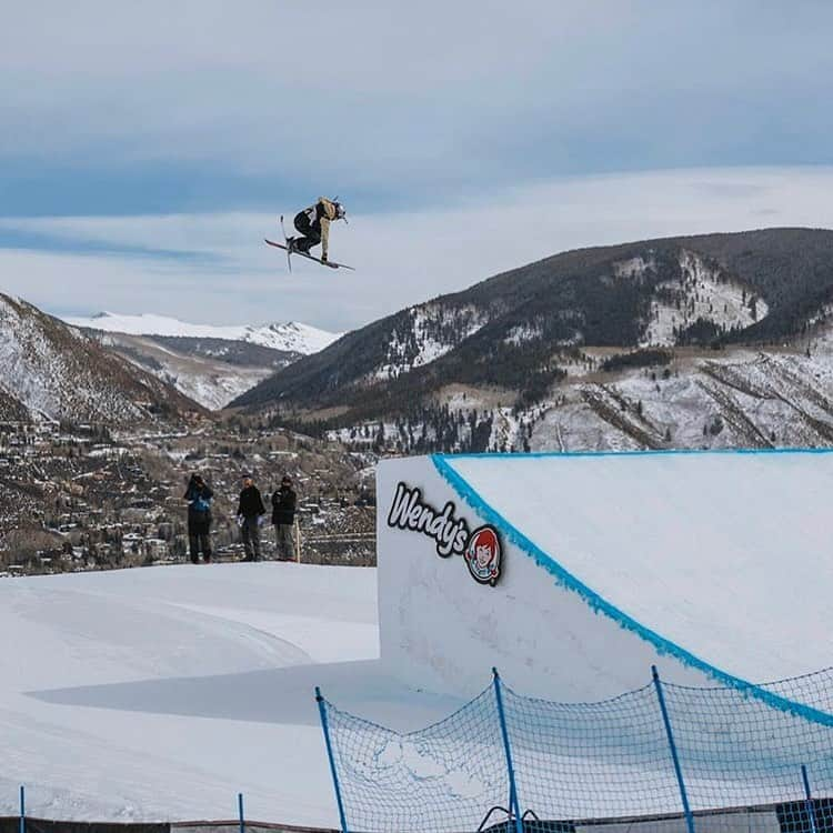 ROXY JAPANさんのインスタグラム写真 - (ROXY JAPANInstagram)「ROXYライダー達が世界最高峰の大会、 @xgames でメダルラッシュ！🥇🥇🥇🥉 日本から #松本遥奈 Congrats!! ・・・ 3 @xgames GOLD medals, 1 Bronze, history in the making and the world at their feet. 〰️ @tessledeux, @kellysildaru & @haruna_matsumoto  charged the mountain at @xgames Aspen and we couldn’t be prouder of their efforts. 〰️ @tessledeux claimed GOLD in the Women’s Ski Big Air 〰️ @kellysildaru claimed GOLD in the Women’s Ski SuperPipe and GOLD in the Ski Slopestyle. Kelly has earned 9 Games medals and ties Shaun White and Nyjah Huston for most by a teenager in X Games history. 〰️ @haruna_matsumoto claimed BRONZE in the Women’s Snowboard SuperPipe 〰️ #MakeWavesMoveMountains」1月28日 10時45分 - roxyjapan