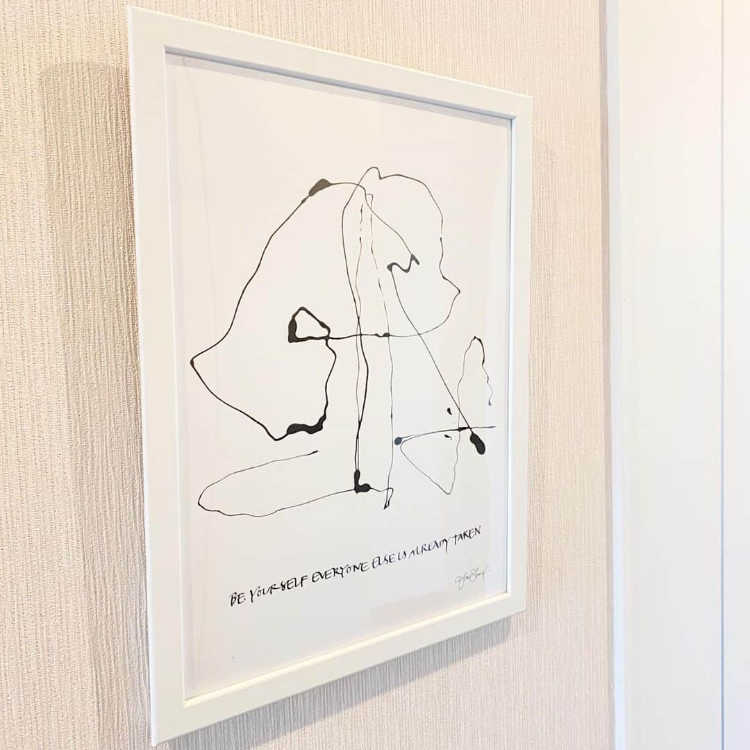 meguri.kさんのインスタグラム写真 - (meguri.kInstagram)「玄関にポスターを飾りました✨ ・ "Be yourself "言葉の持つ意味からイメージをもらい、筆やペンで作品を描いているデザイナー"イルヴァ・スカルプ"さんの作品❤️ ・ 独特の世界観に引き込まれます✨ ・ お洒落な北欧アイテムが沢山揃っている @royaldesign.jp　さんで見つけました♫ ・ 日本未入荷の商品が簡単に買えたり、現地設定オフィシャル価格で安く買えるのでちょくちょくチェックしてるんです🙈 ・ 玄関、すんごいシンプルだったけどポスターのおかげで憧れの海外インテリアに少し近づけた気がする🙈❤️ ・ サイズは30×40cmです。フレームはIKEAで購入しました😊 ・ 他にもGetした物があるのでまた後日ご紹介させて下さい😊 ・  #Royaldesign #ロイヤルデザイン #ポスター#北欧#YLVASKARP#PR#海外インテリア#北欧インテリア#玄関#アート#モノトーン#カリグラフィー#玄関インテリア#シンプルライフ#暮らし#くらし#日々の事#暮らしを楽しむ#暮らしを整える#一条工務店#ismart  #注文住宅#シンプルな暮らし#マイホーム」1月28日 10時55分 - meguri.k