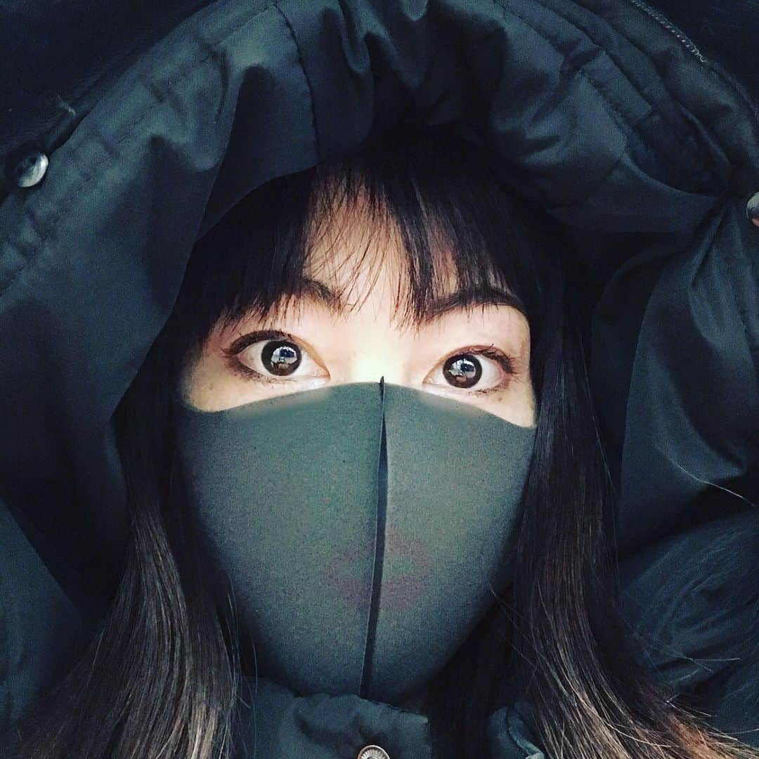 佐藤康恵さんのインスタグラム写真 - (佐藤康恵Instagram)「Today's Black🖤🖤🖤 急性咽頭炎になってしまい、声が全く出ません(T_T) エアコン付けたり消したりの寒暖差で喉やられてしまいました。 皆さんも気をつけてくださいね！ 喋れないのって、つらいですね💧 不安です… 頑張って治します。 頑張って=喋らないで安静に…なんですが、私の性格上なかなかそれが出来ない💦😓 #iloveblack #喉が #急性咽頭炎 #佐藤康恵 #yasuesato #ysjewel #actress #model #singer #designer #歌手 #女優 #モデル #japan #mama #二児の母」1月28日 11時00分 - yasuesato.official