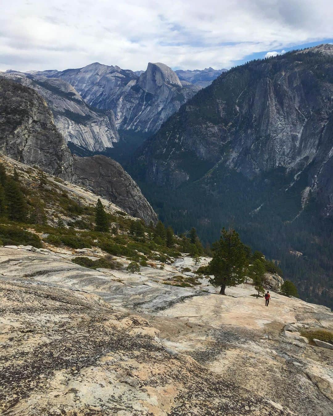 アレックス・オノルドのインスタグラム：「I spent a bunch of time this weekend looking for pictures of @bradgobright. We had a handful of epic adventures together (el cap free in a day, two different times, etc) and tons of normal cragging days and gym sessions in the winter. But, sadly, I have very few photos of Brad. For the most part we were always climbing too quickly or through the night so they’re mostly bad selfies at the summit or base of various routes.  In some ways this is my favorite pic - Brad running down from the summit of El Cap after another long day. I suppose he’s still leading the way. I’ll miss you, Brad. (We attended Brad’s memorial this weekend, which was a beautiful service and a really nice way to remember him, but which has also made me miss him more...)」