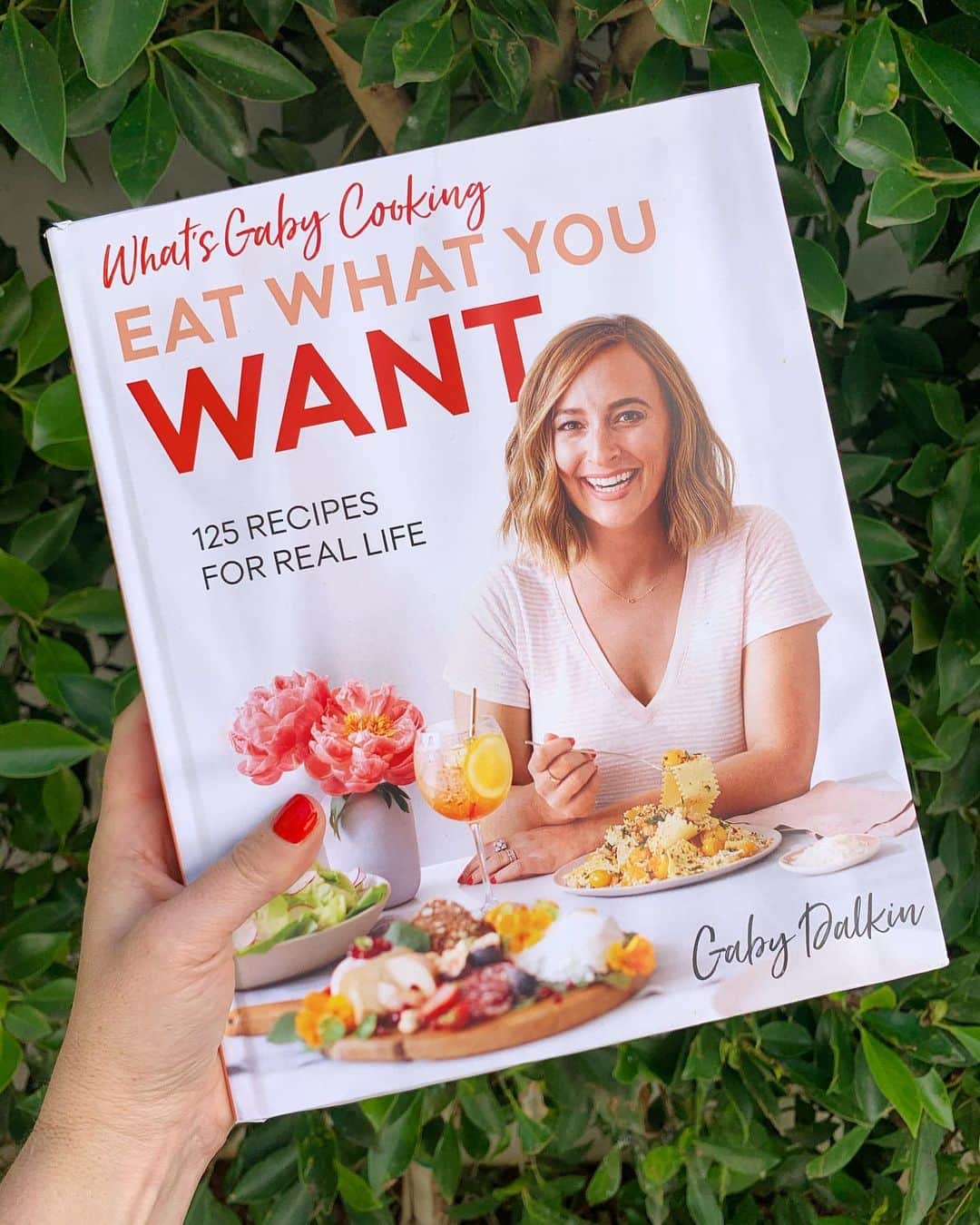 Gaby Dalkinさんのインスタグラム写真 - (Gaby DalkinInstagram)「She’s got a name and a cover!!!! Eat What You Want // 125 Recipes for Real Life is coming your way 3 months from today ❤️Official release date is April 28 and I’m so freaking excited. Book tour dates and cities announced in a few weeks - any requests leave them in the comments!! Can’t wait for you guys to see it #WGCcookbook and there’s a cookbook tab on my website for more info!! https://whatsgabycooking.com/cookbook/」1月28日 11時04分 - whatsgabycookin
